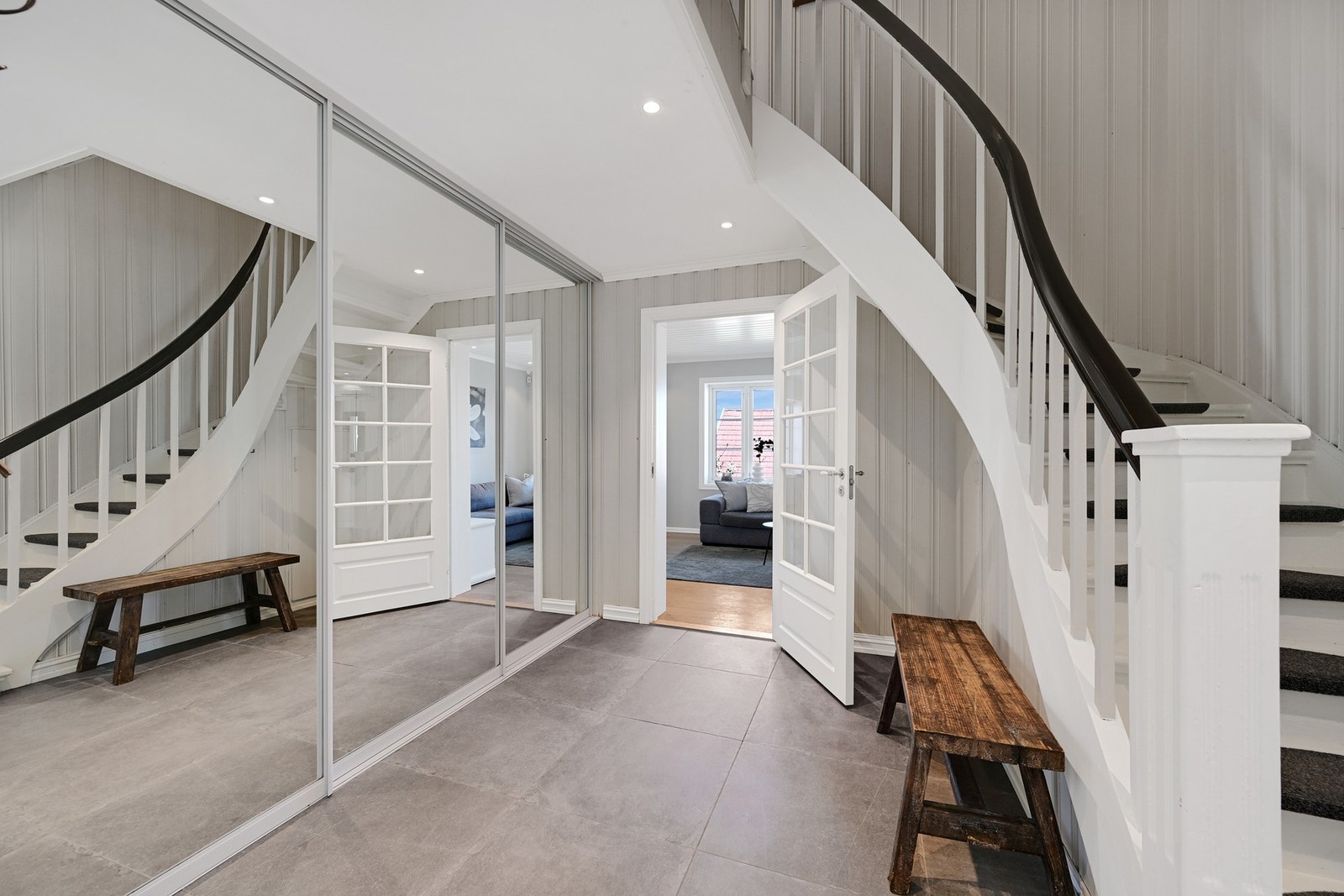 Stor flislagt hall med skyvedørsgarderobe, god lagringsplass og spotter i taket. Galleribilde