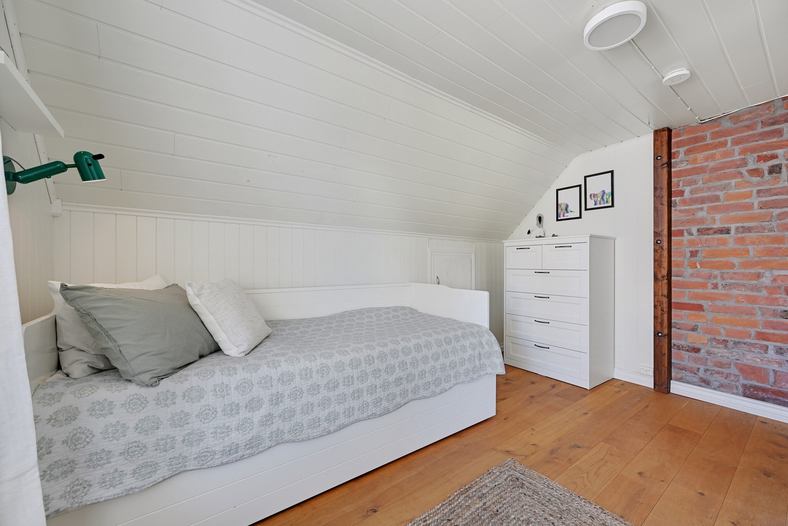 Boligen har mange bruksmuligheter - i 2. etasje er det på tegning 2 soverom og bod. Galleribilde