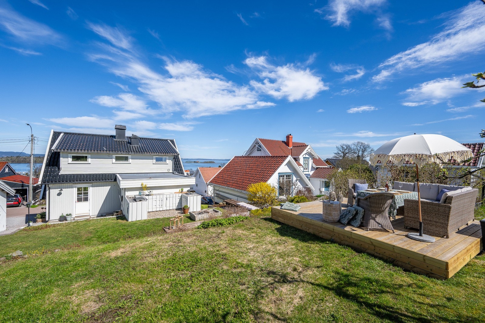 Svært hyggelig opparbeidet uteplass med flott utsikt og svært gode solforhold Galleribilde