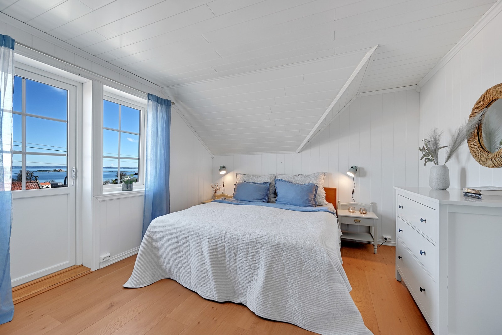 Stort hovedsoverom med flott utsikt utover Oslofjorden og området. Galleribilde