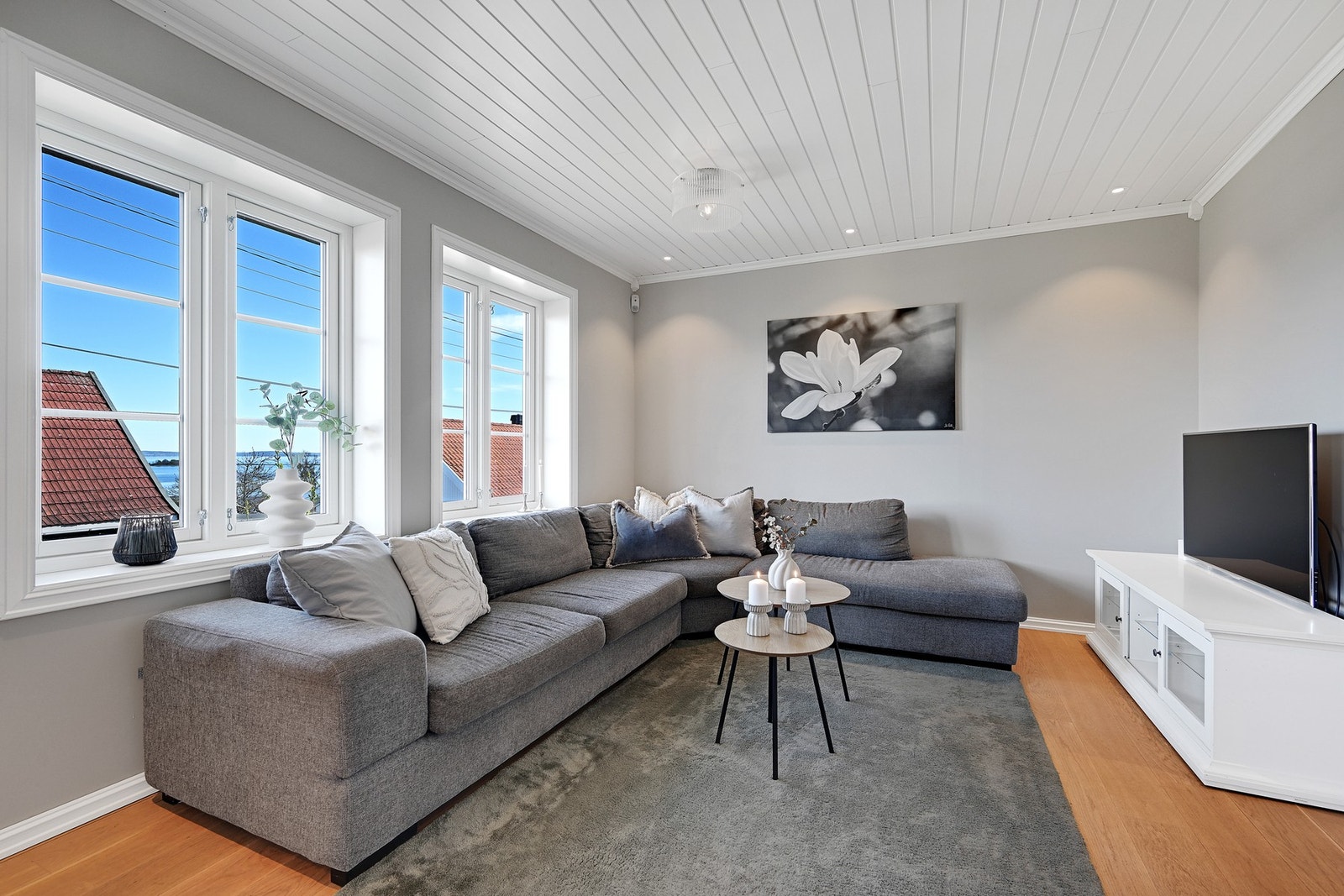 I stuen er det god plass til en stor og deilig sofa. Det er vegg i stuen til å henge opp tv-en for de som ønsker denne løsningen. Fiber og Telenor i boligen. Galleribilde