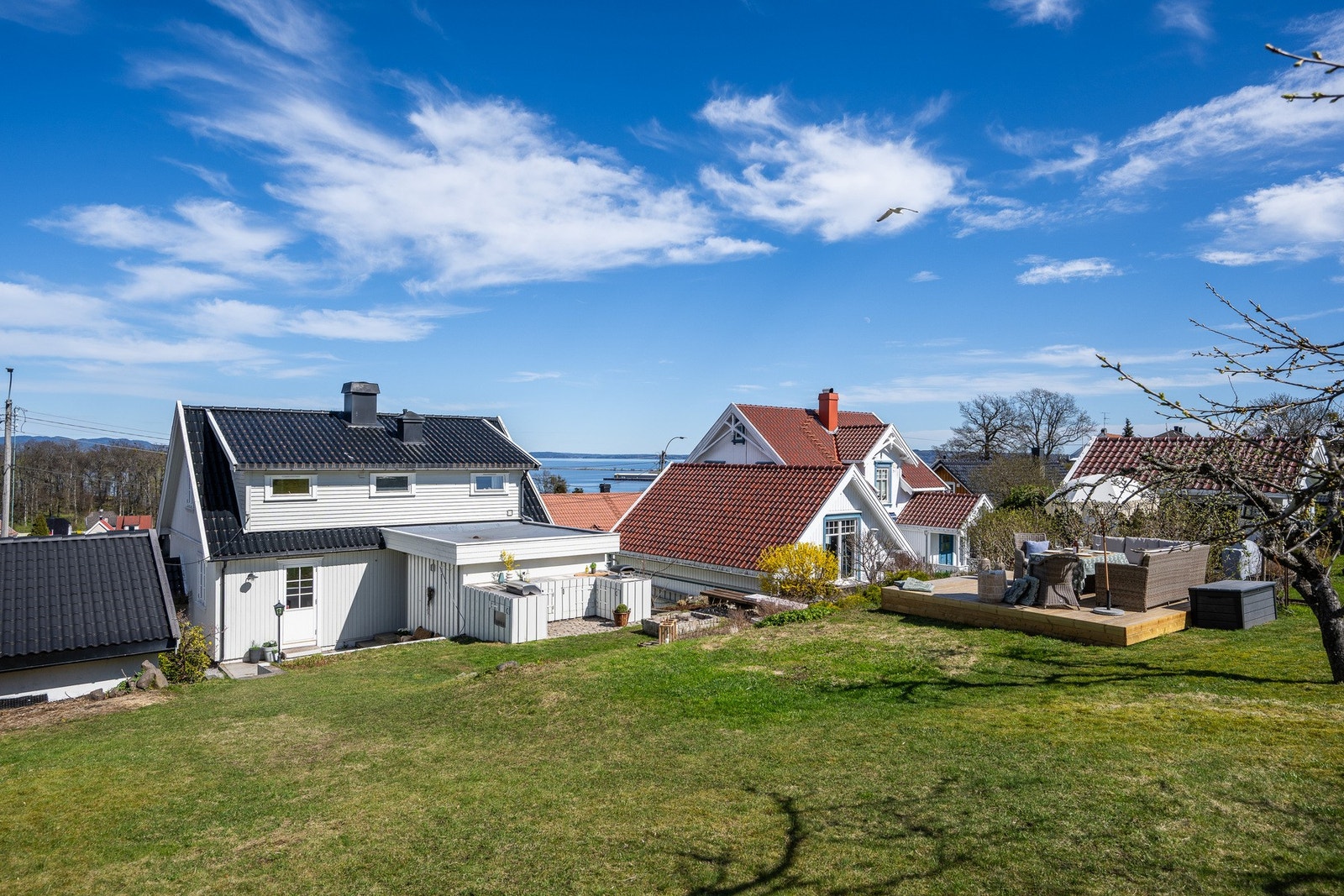 Boligen har en solrik og svært hyggelig eiendom med gressplen, beplantning og opparbeidede uteplasser. Galleribilde