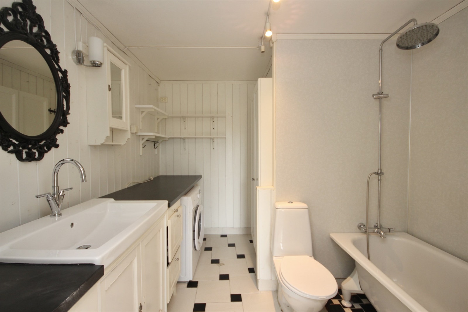 Bad med tilgang fra hovedsoverommet. Praktisk nisje til vaskemaskin og generelt godt med oppbevaringsplass på badet. Galleribilde