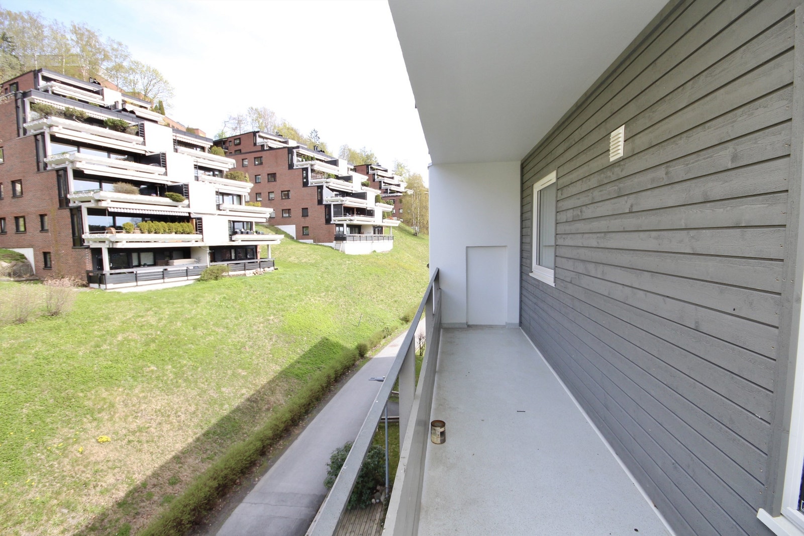 Terrasse på ca. 9 kvm med utgang fra kjøkkenet. Galleribilde