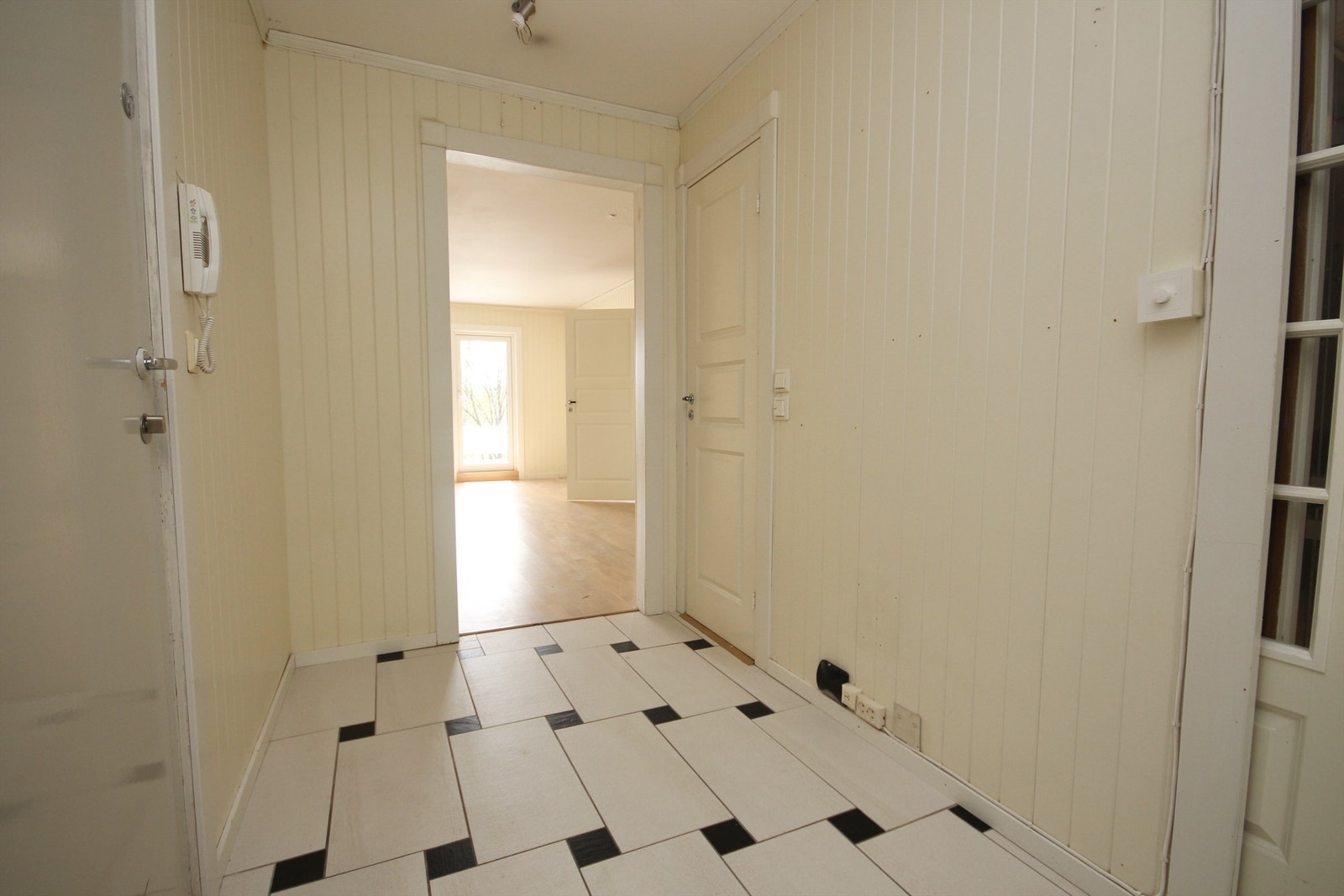 Gang med plass til oppheng av yttertøy og sko. Galleribilde