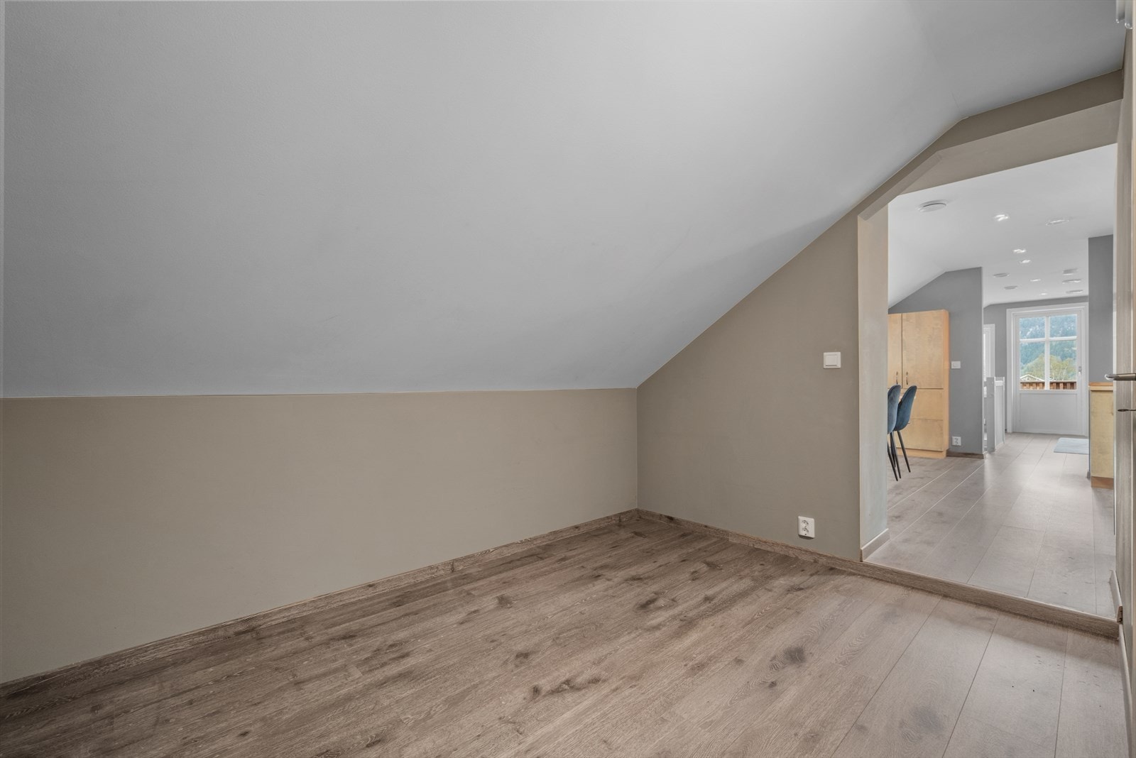 I gangen på loftet finner du et fleksibelt areal som enkelt kan tilpasses - perfekt som hjemmekontor, kreativ sone eller en rolig krok helt for deg selv. Galleribilde