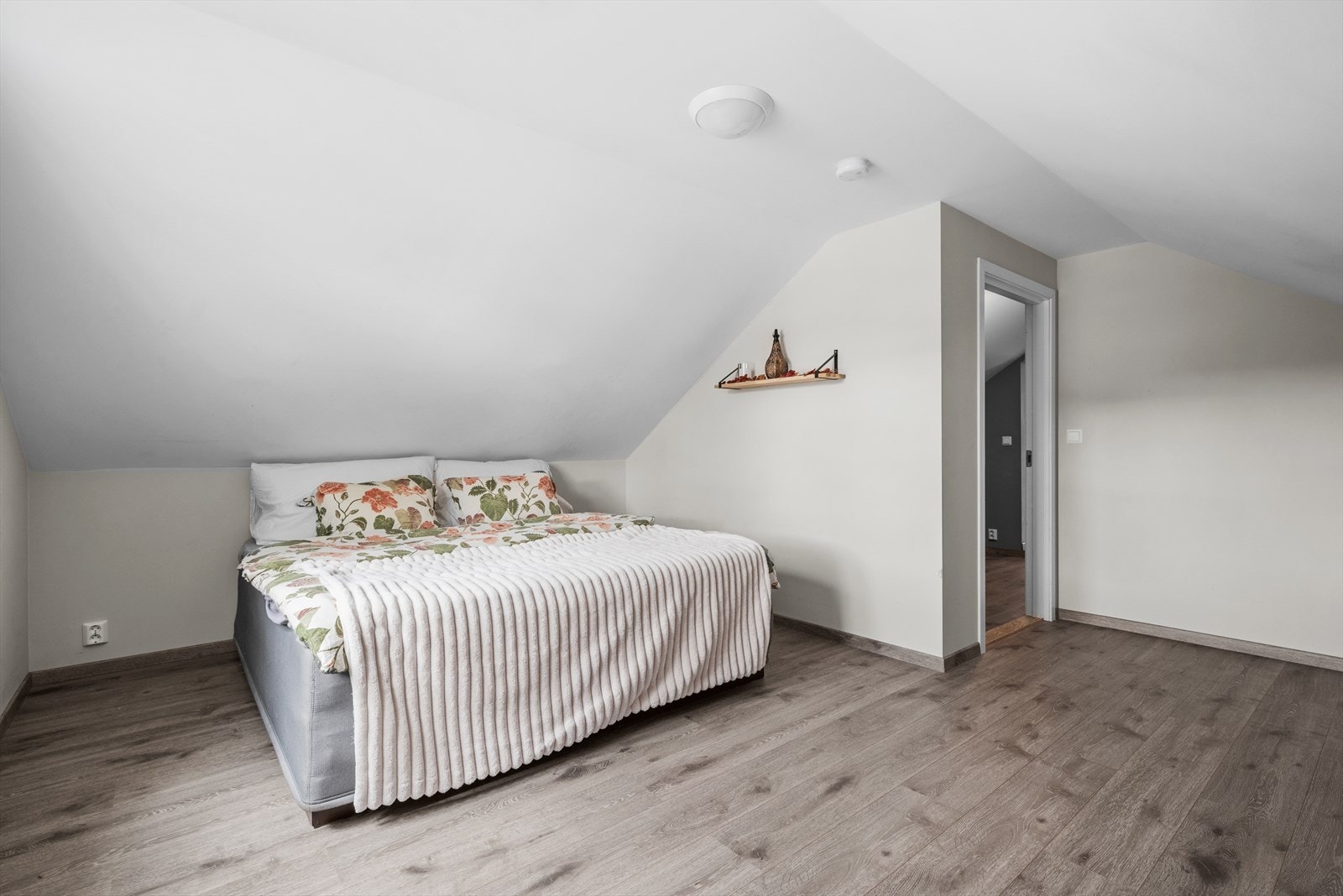 Soverommets utforming gir rom for både stor seng, garderobe og annet ønsket møblering. Galleribilde