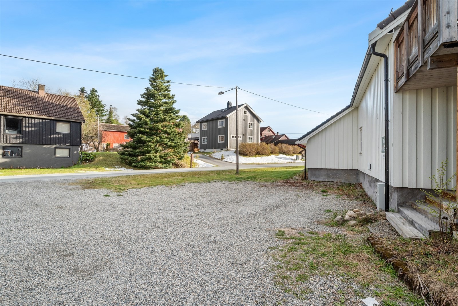 Leiligheten har bruksrett til p-plassene utenfor bygget, der egen elbil-lader er montert. I tillegg er det godt med parkeringsmuligheter på en felles, gruset gårdsplass tilhørende sameiet. Galleribilde