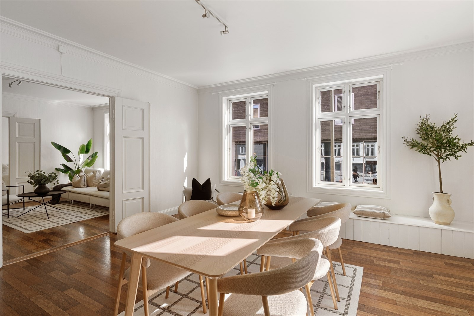 Stuen er romslig og inndelt i to soner, med store vindusflater som slipper inn rikelig med naturlig lys. Galleribilde