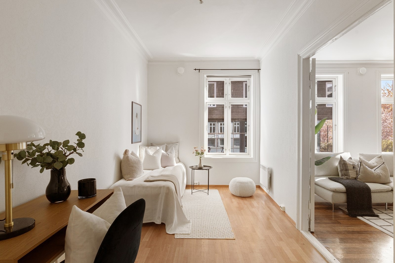 Det andre soverommet er også av god størrelse, med plass til dobbeltseng, og passer perfekt som gjesterom, barnerom eller hjemmekontor - alt etter behov. Galleribilde