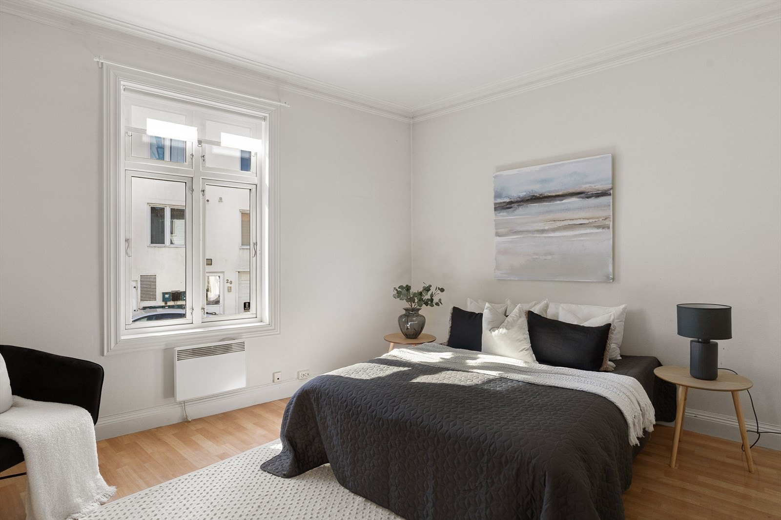 Hovedsoverommet er romslig og lyst, med store vindusflater, plass til dobbeltseng og gode møbleringsmuligheter. Galleribilde