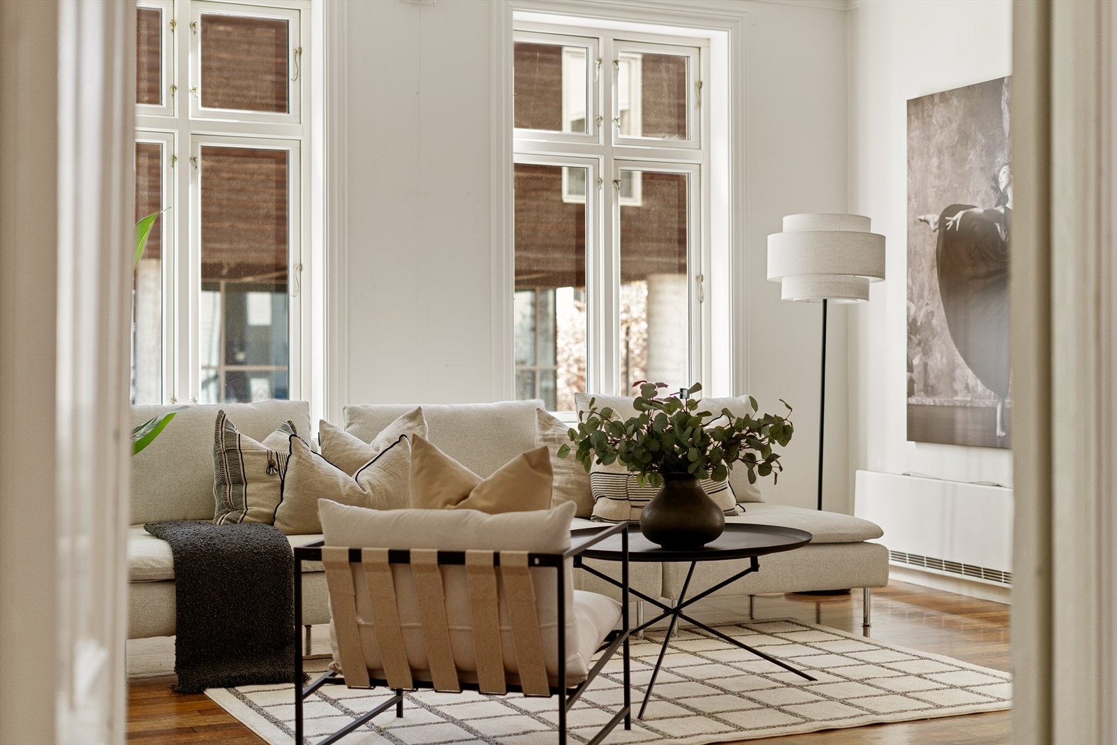 Her er det god plass til både sofagruppe, spisebord og øvrig møblement, samtidig som rommet byr på fleksible og gode møbleringsmuligheter. Galleribilde