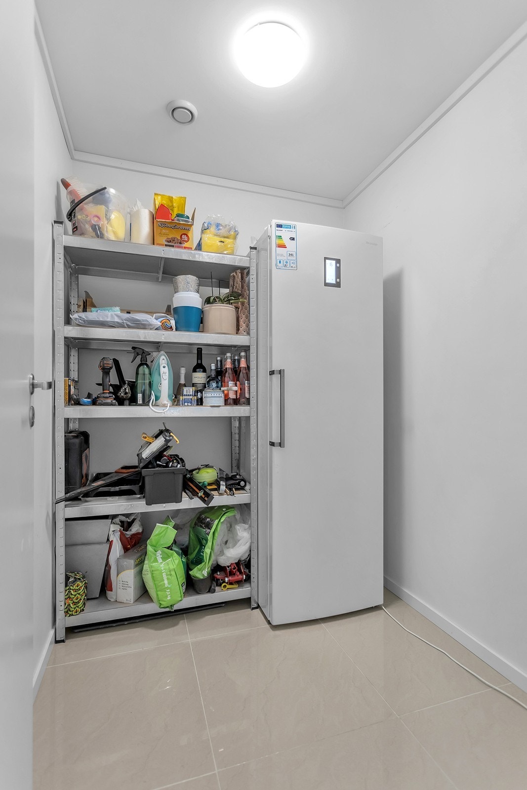 Bod med gode lagringsmuligheter i første etasje. Galleribilde