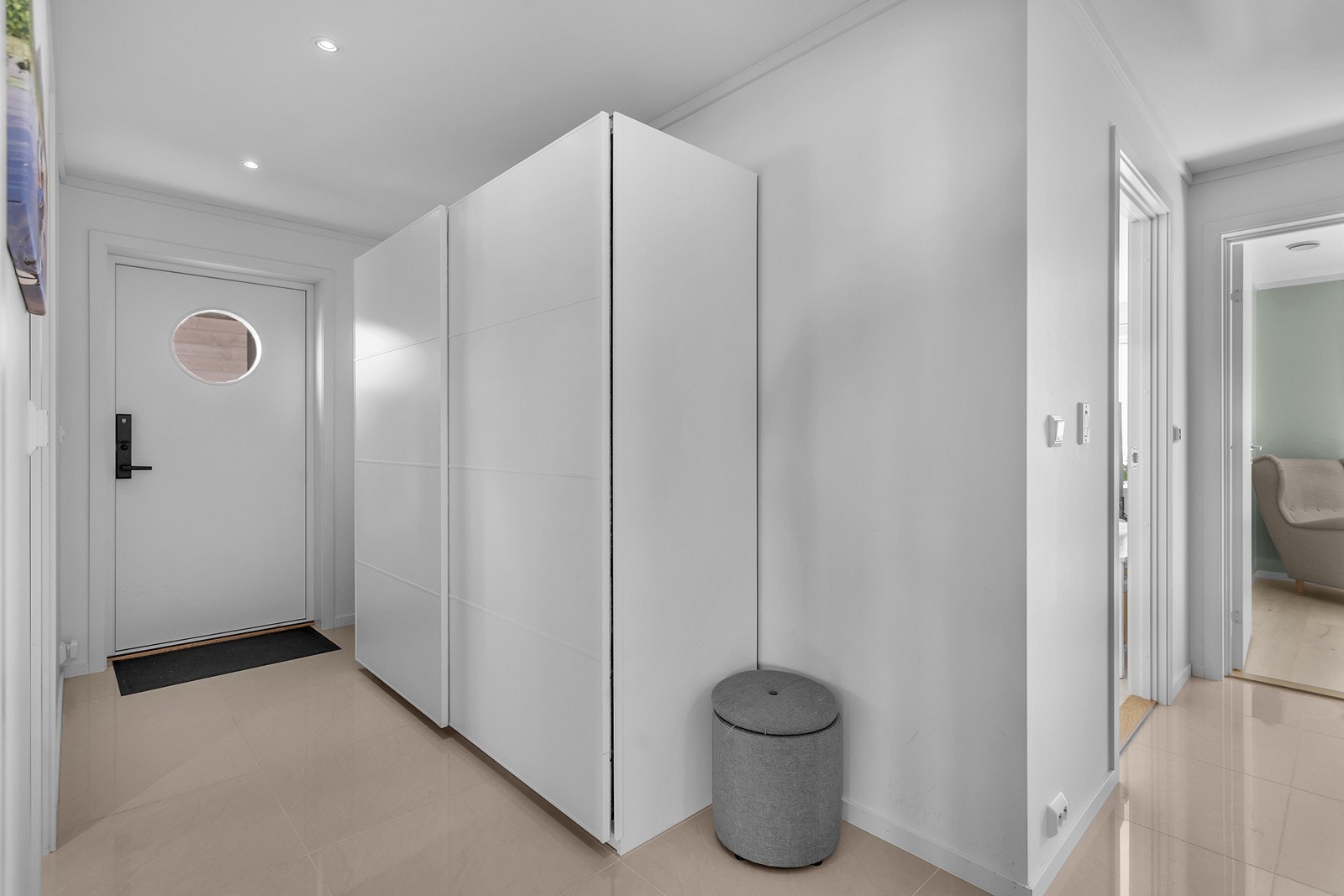 Velkommen inn! Entréen har gode muligheter for oppbevaring av yttertøy og sko i skyvedørsgarderobe. Galleribilde