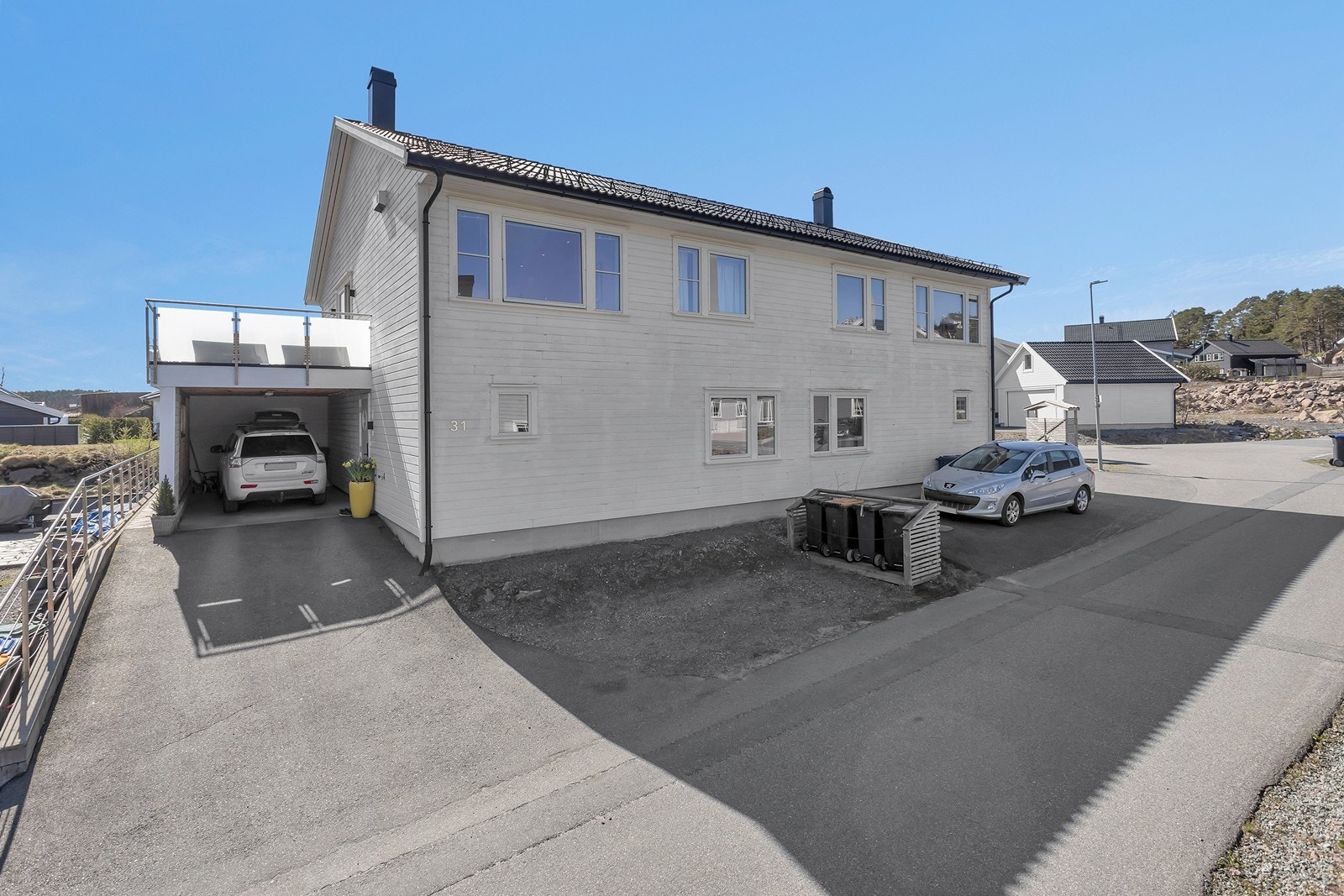 Det er gode parkeringsmuligheter i og foran carport. Velkommen til visning! Galleribilde