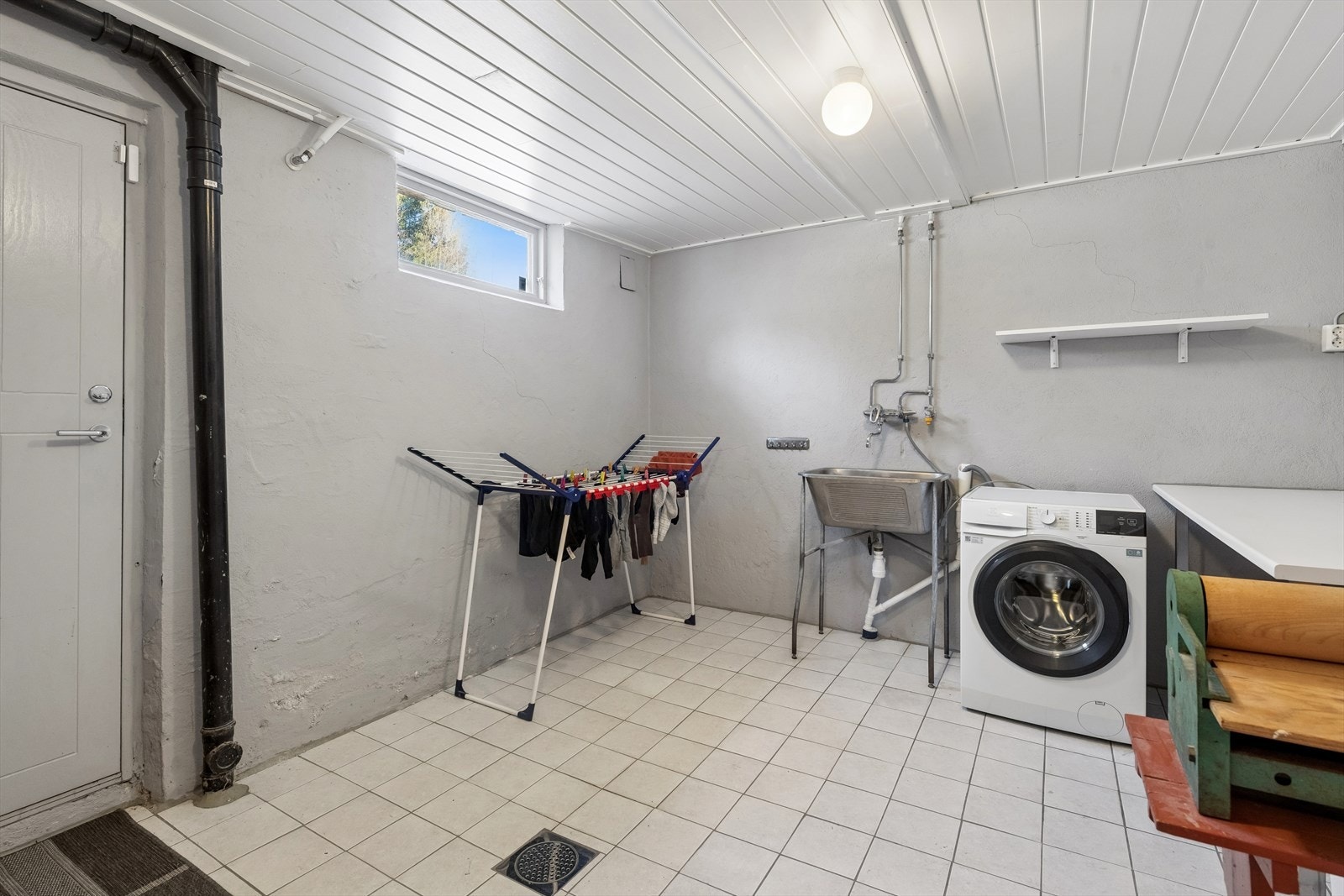 Vaskerommet i kjelleren ble delvis modernisert i 2016 med nye varmekabler og gulvfliser, og har egen utgang til gårdsplassen. Galleribilde