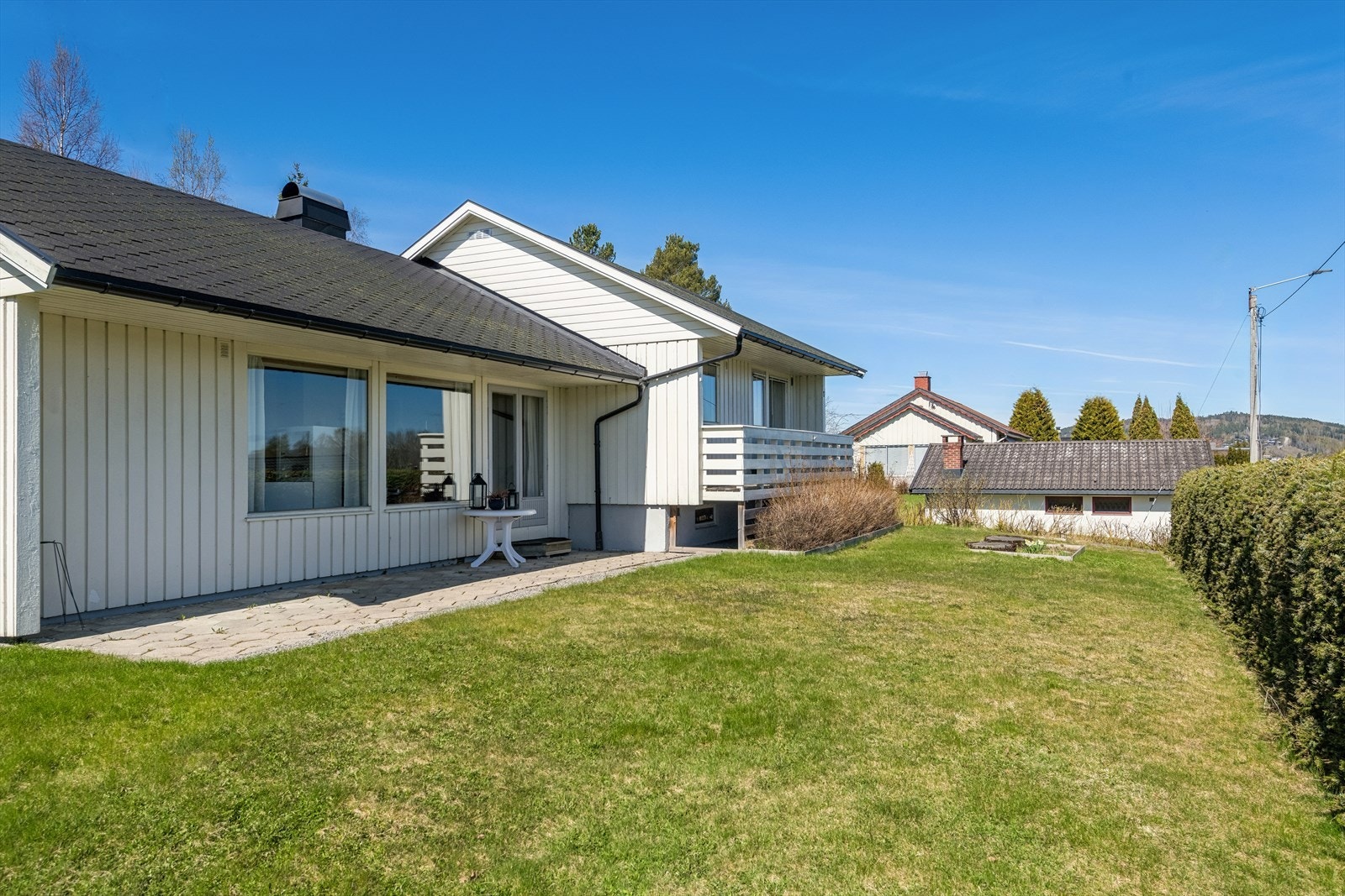 Her ser du husets vestvendte terrasse på 25 m², hvorav 10 m² er overbygd, og den østvendte stueplattingen på 17 m². Galleribilde