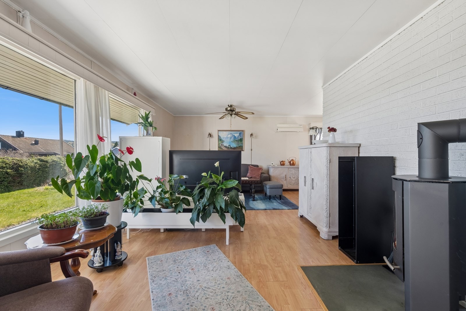 En vedovn i stuen bidrar til en lun atmosfære og ekstra varme på kjøligere dager. Galleribilde