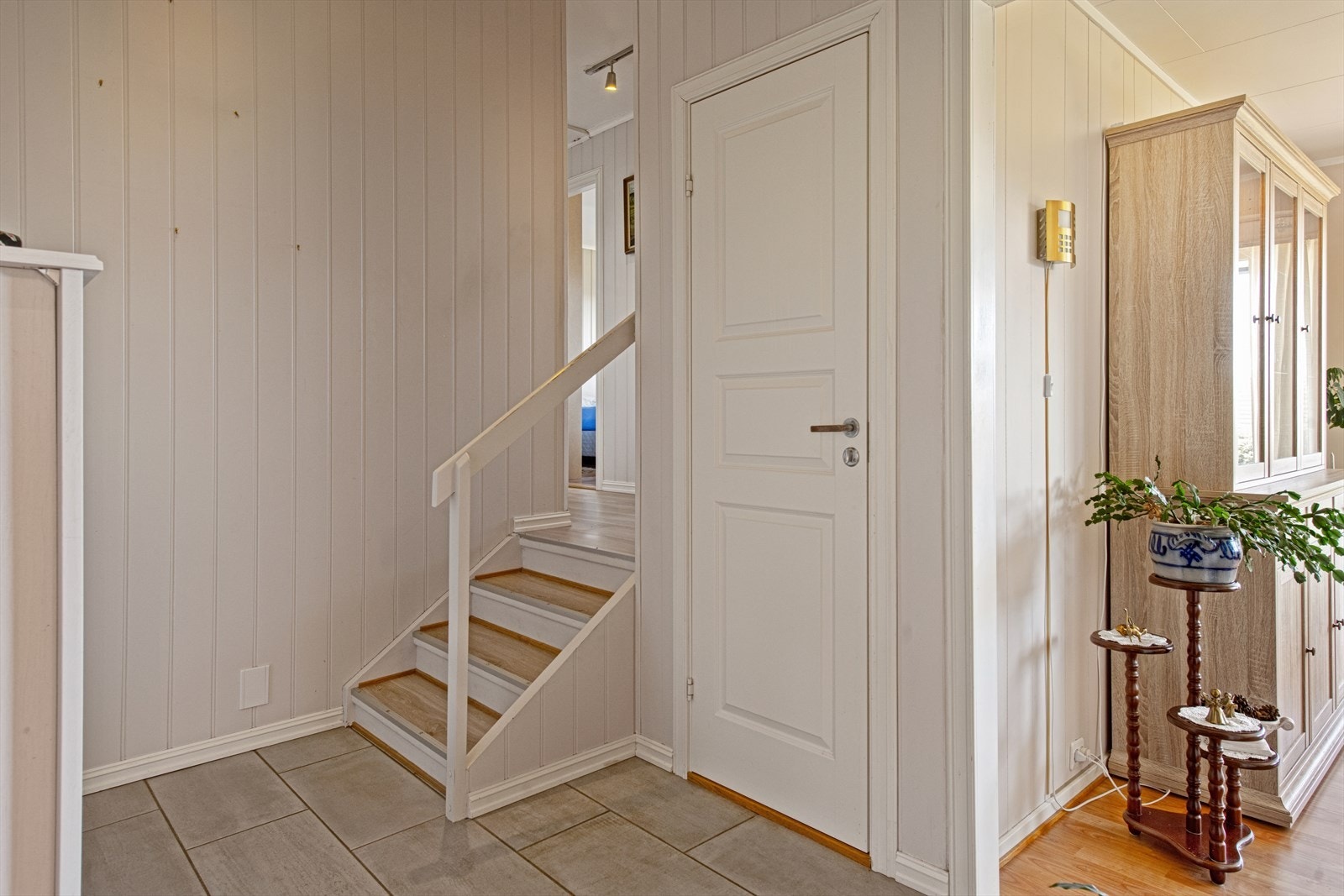 Velkommen inn i boligens vindfang og hall, som leder deg videre til hovedetasjens oppholdsrom og soveavdeling. Galleribilde