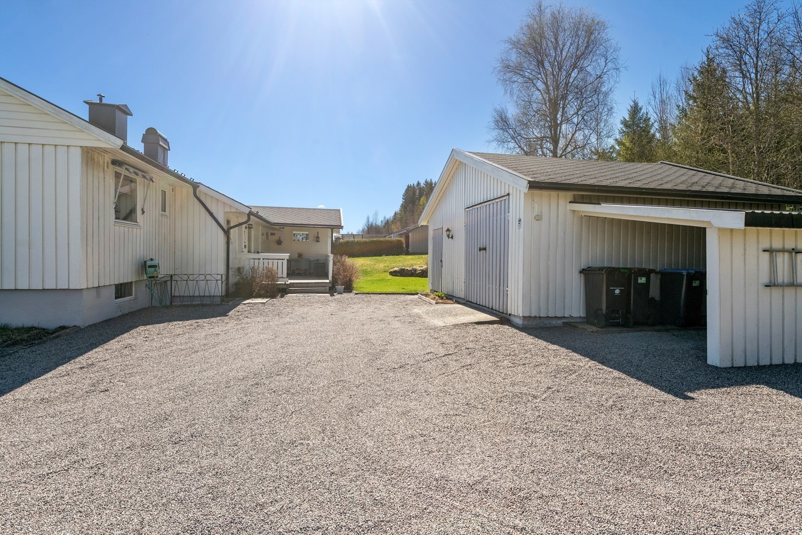 Her ser du eiendommens romslige gårdsplass med god plass for både parkering og aktiviteter utendørs. Galleribilde