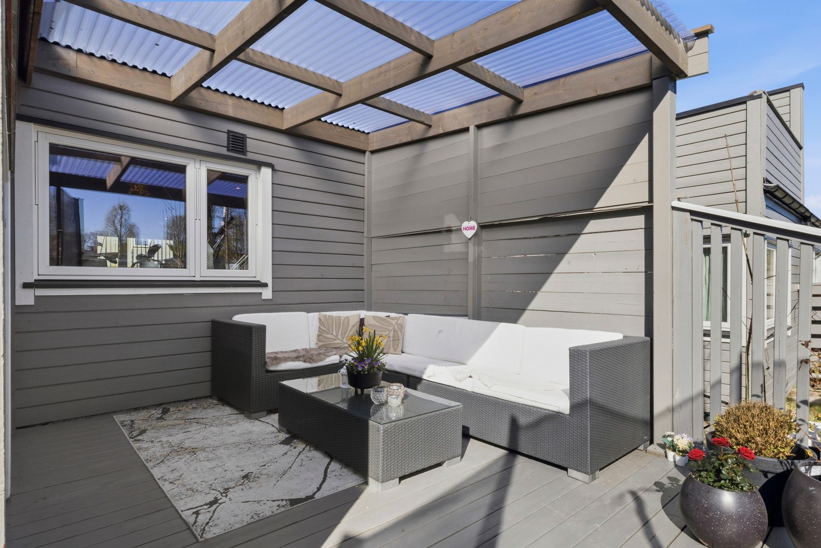 Det er etablert flott pergola som dekker ca 11 kvadratmeter av terrassen Galleribilde