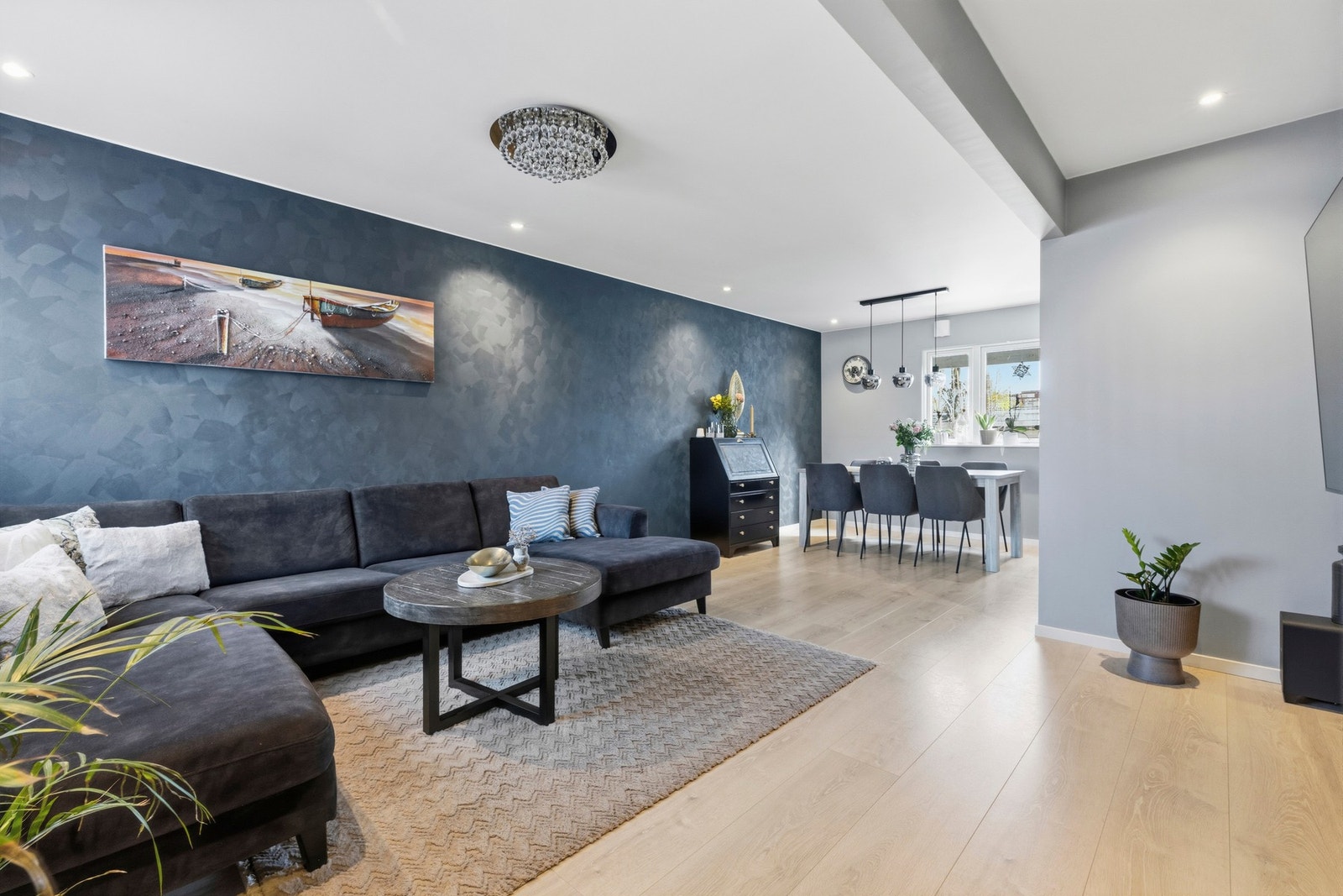Inne i stuen er det god plass til å innrede stor sofagruppe og spisestue Galleribilde
