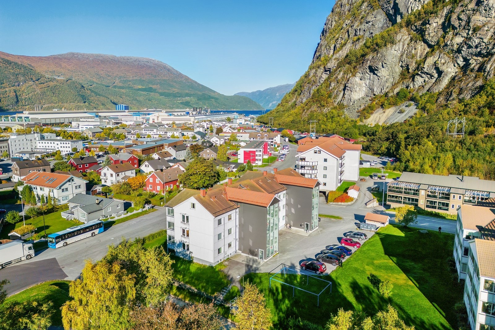 Området rundt boligblokken byr på et pent opparbeidet uteområde med plen og beplantning. Galleribilde