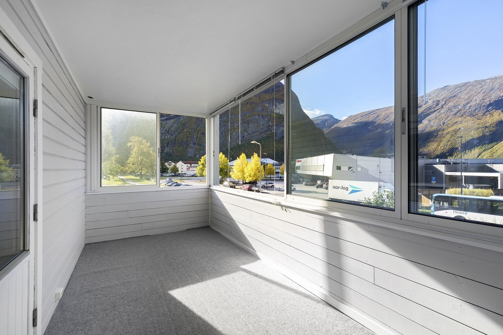 Fra balkongen kan du nyte utsikten over nærområdet med fjell i bakgrunnen, ideelt for avslapning og hygge. En utvidelse av stuen. Galleribilde