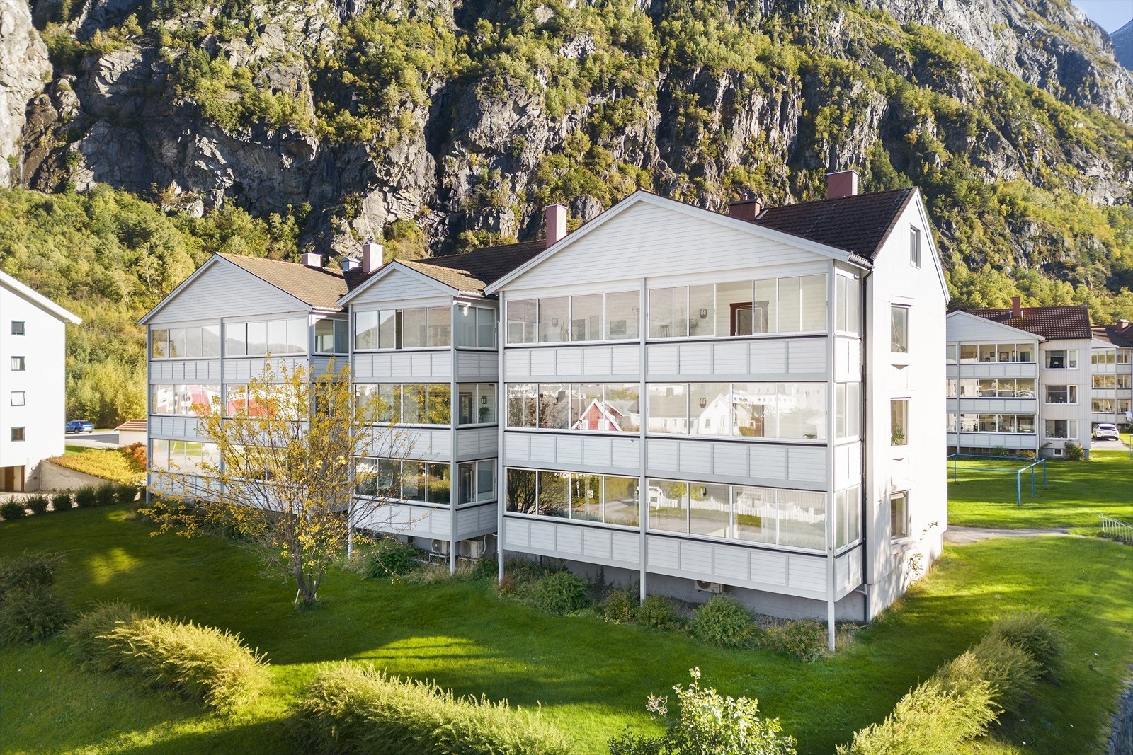 Aktiv Eiendomsmeglig v/ Christina Angvik Jensen ønsker velkommen til Prestvegen 2. Foto: Diakrit/ Rune Bakkebø Galleribilde