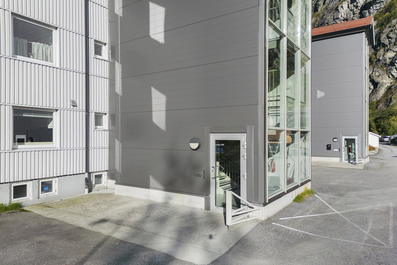 Inngangspartiet har moderne design med glassdetaljer og enkel adkomst til fellesarealene. Galleribilde