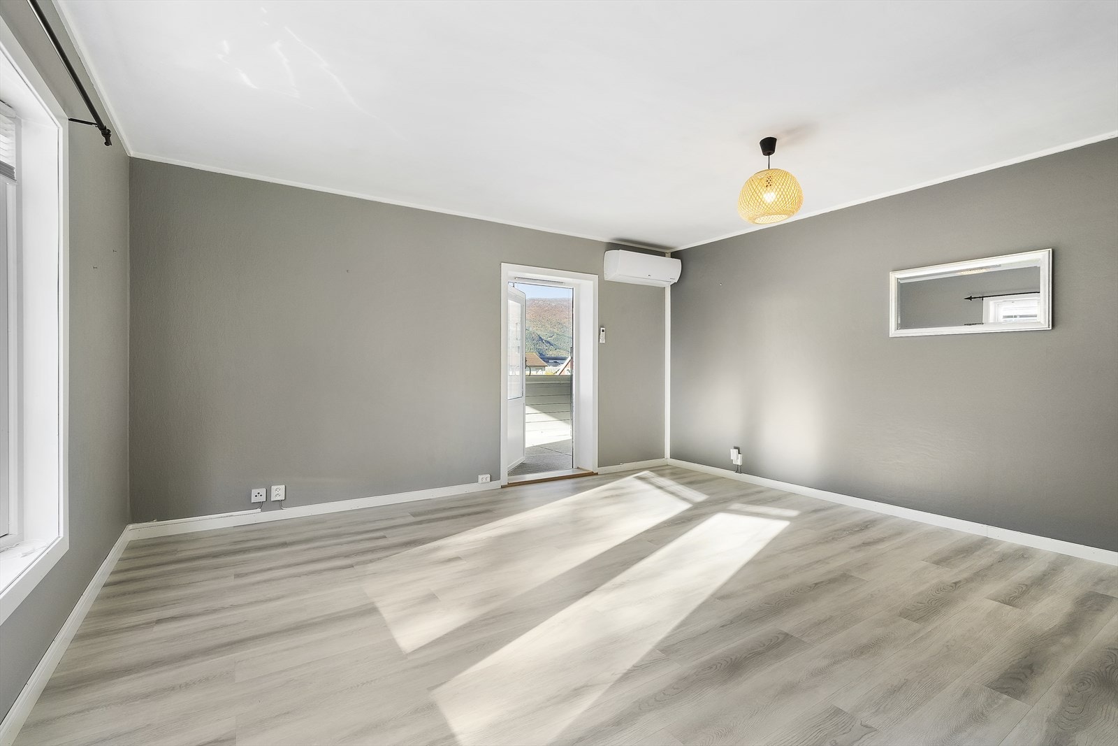 Stuen har utgang til en innglasset balkong, perfekt for å nyte solrike ettermiddager. Galleribilde