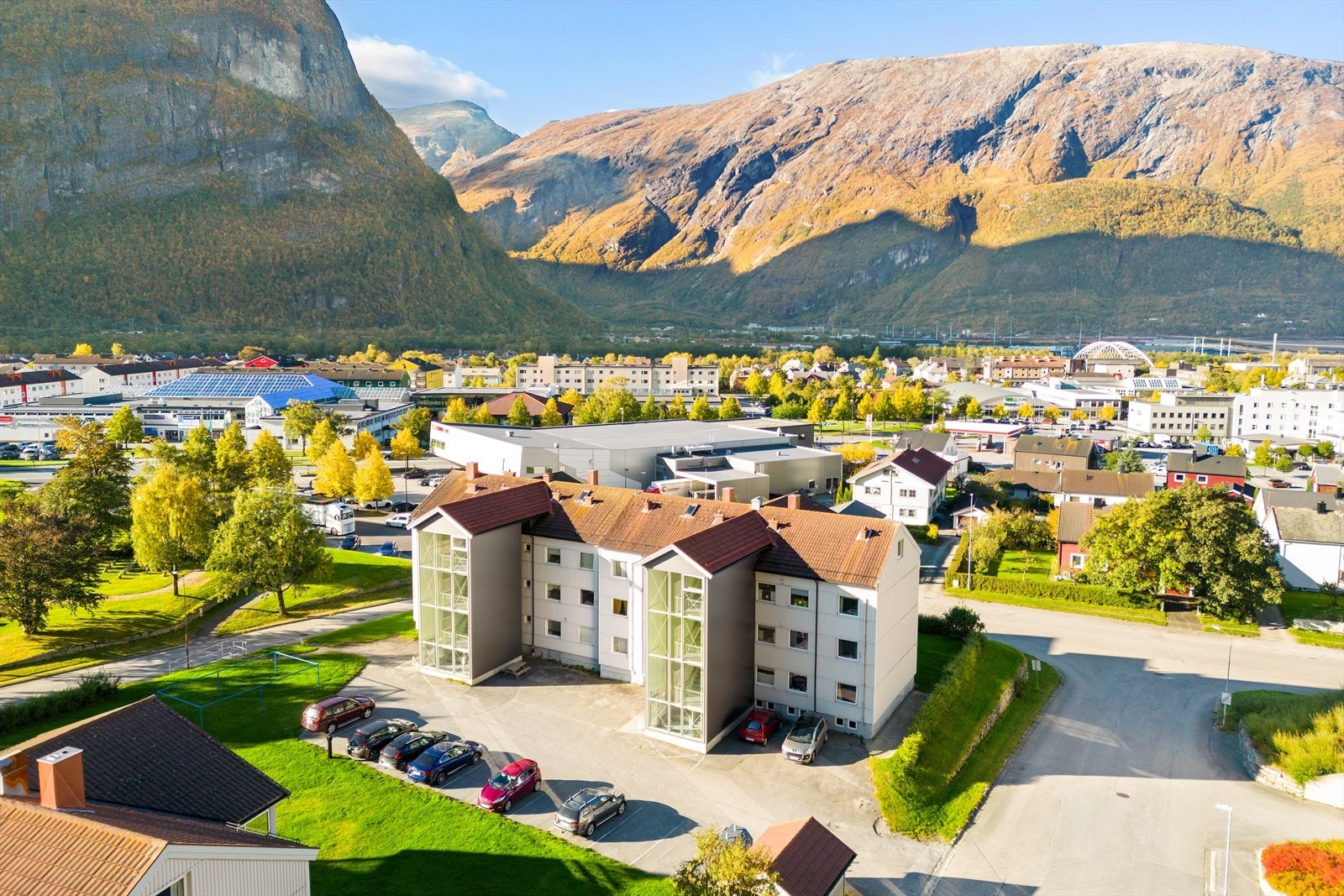 Boligblokken ligger sentralt med nærhet til sentrum og alle fasiliteter, samt gode parkeringsmuligheter på eiendommen. Galleribilde