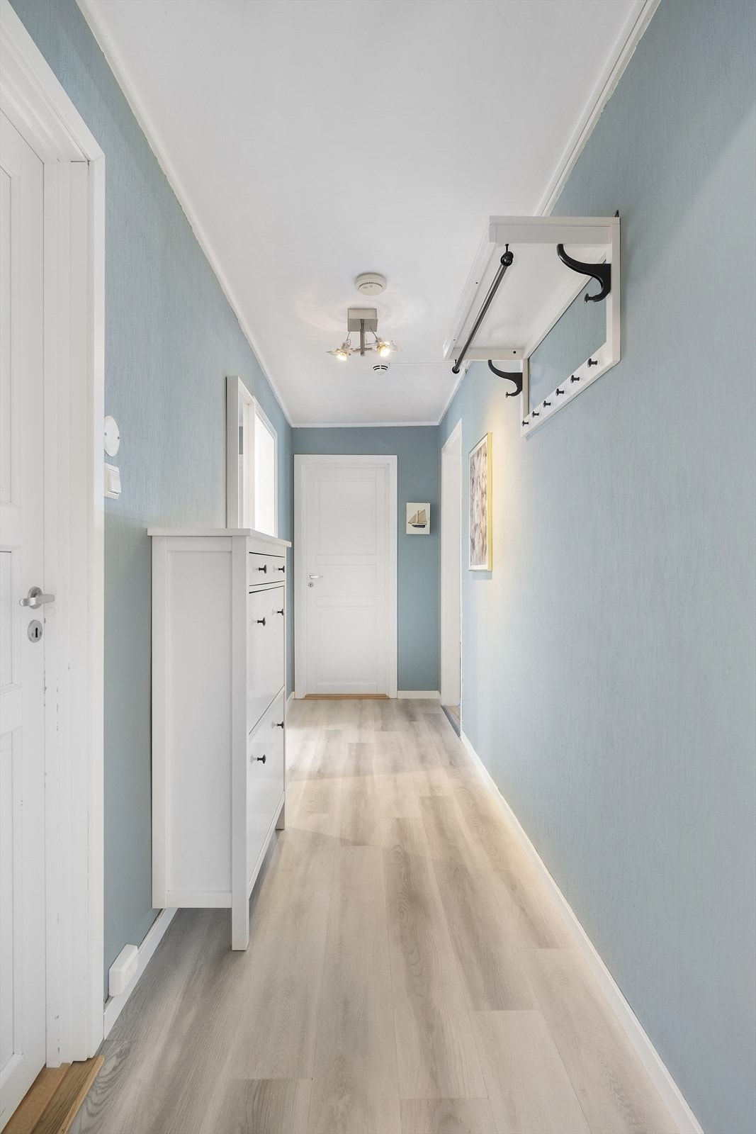 Entréen har laminatgulv og vegger med tapet, som gir et moderne og innbydende førsteinntrykk. Galleribilde