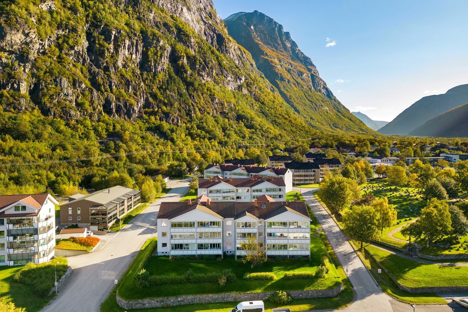 Leiligheten er omgitt av vakker natur med fjell, fjord og skog, ideelt for friluftsliv og rekreasjon. Galleribilde