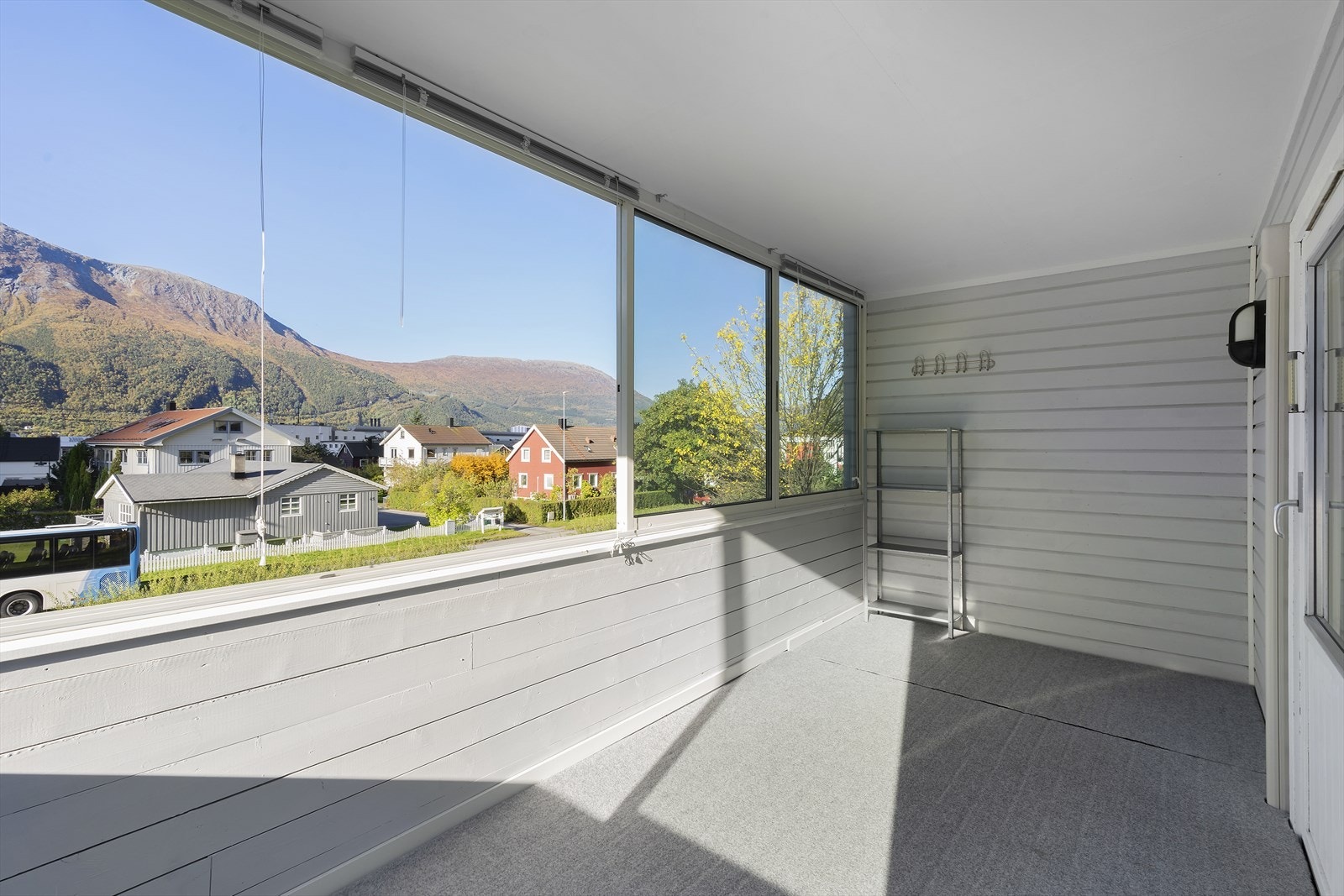 Balkongen gir en lys og romslig følelse med store vindusflater som slipper inn naturlig lys og gir utsikt mot fjellene. Galleribilde