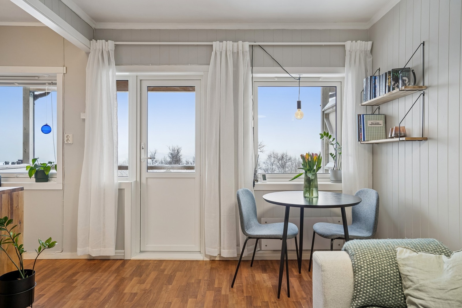 Fra stuen er det utgang til den vestvendte terrassen med ettermiddag og kveldssol Galleribilde