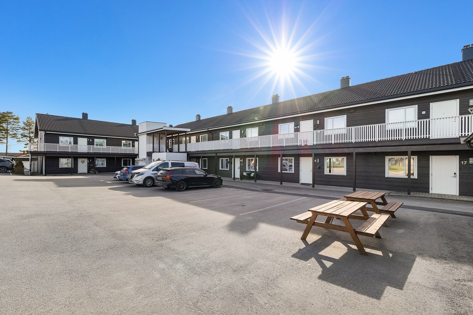 Leiligheten disponerer en plass i carport med elbillader Galleribilde
