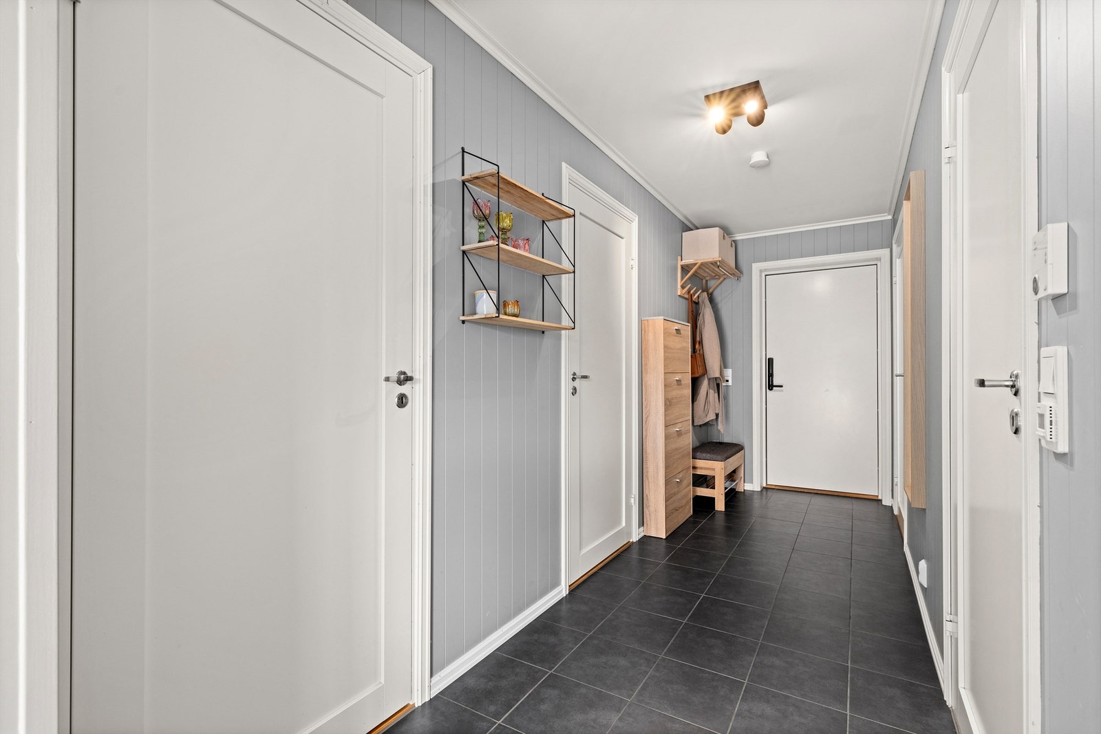 Entréen ønsker velkommen med praktiske fliser og varme i gulvet. Galleribilde