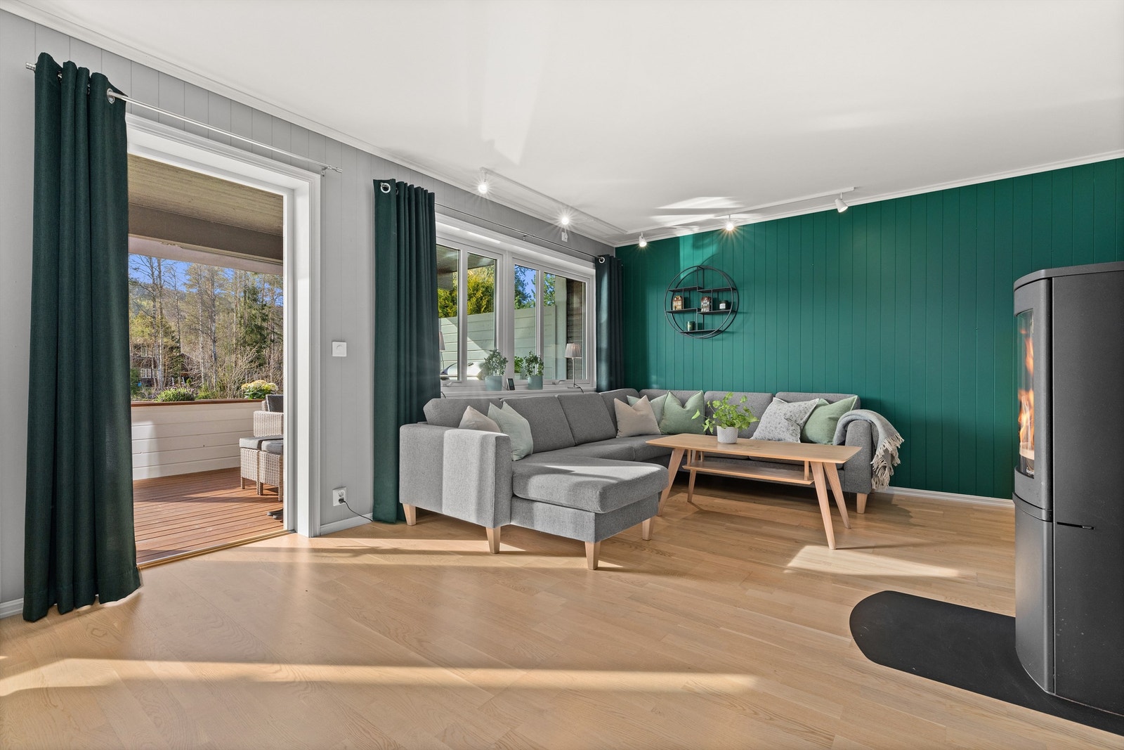 Stuen har god plass til en romslig sofagruppe og har store vindusflater. Galleribilde