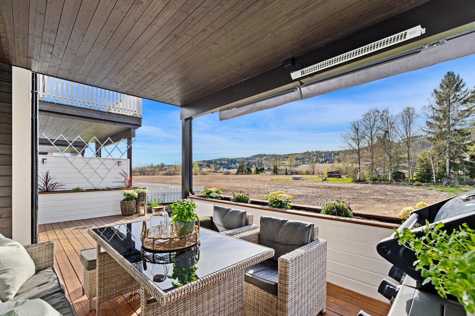 Fra stuen er det utgang til en romslig og overbygget terrasse. Galleribilde