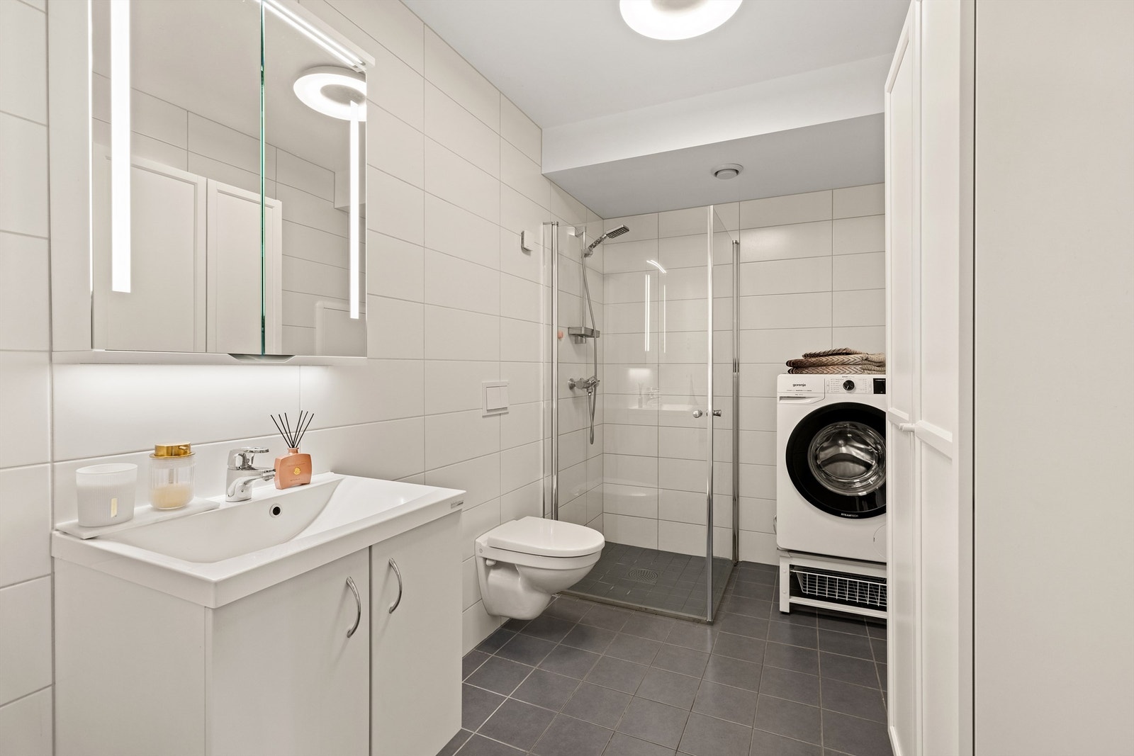 Badet har gulvvarme og opplegg for vaskemaskin. Galleribilde