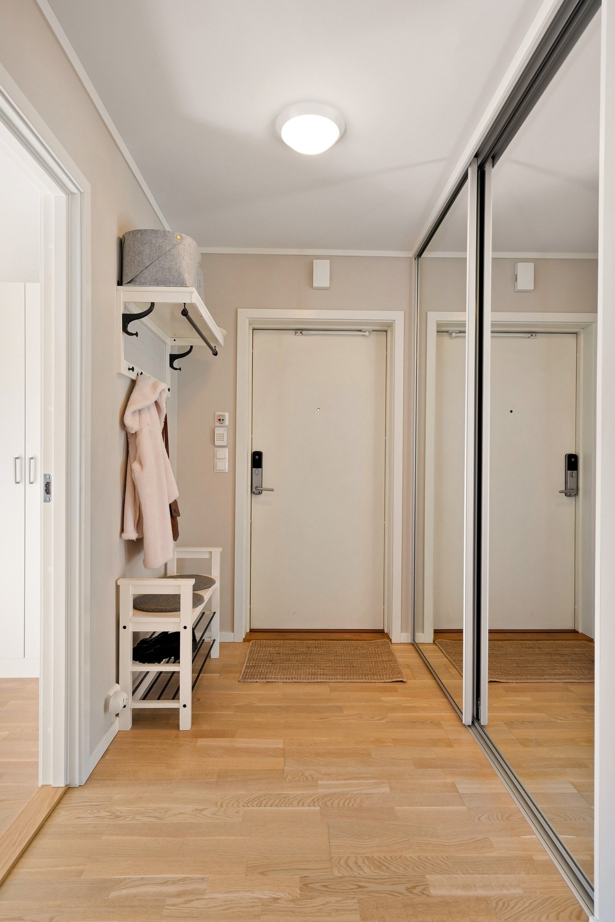 Romslig entré som har en stor skyvedørsgarderobe med plass til yttertøy og diverse. Galleribilde