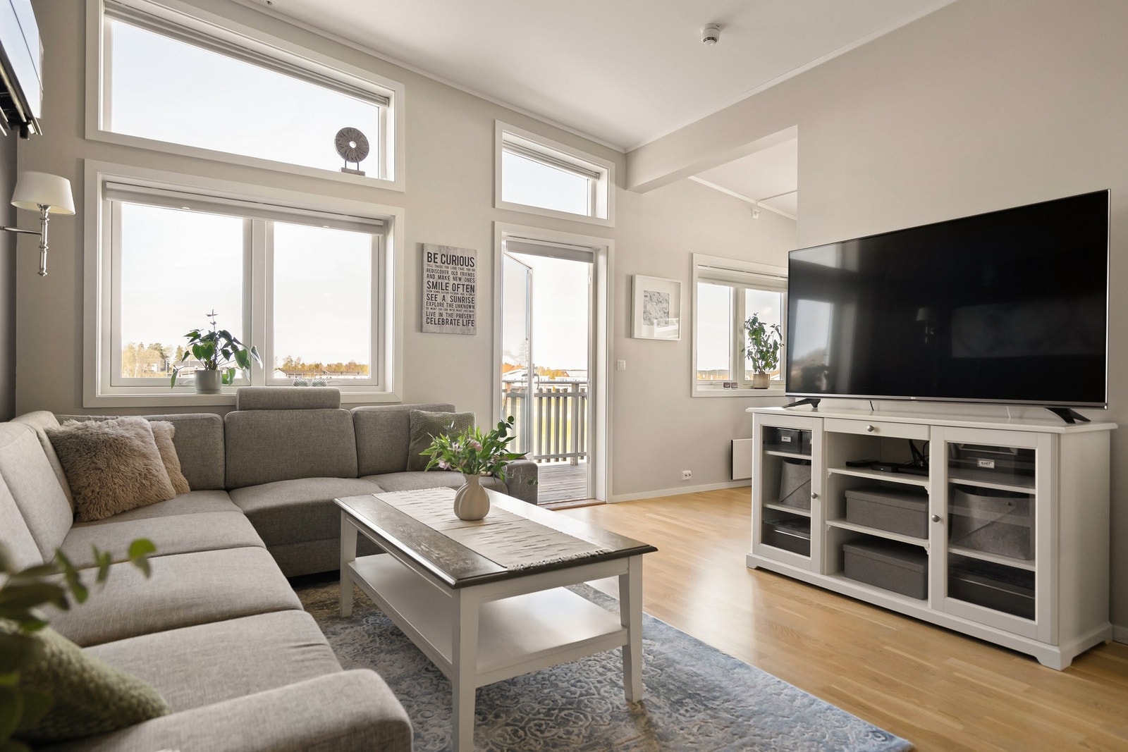 Det er god plass til en stor sofa, TV-møblement og spisestue. Galleribilde