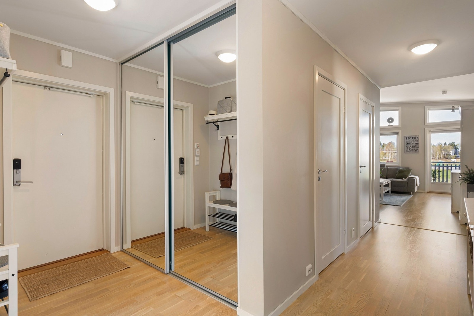 Boligen inneholder entré, stue/kjøkken, 3 soverom,
toalettrom og bad/vaskerom. Galleribilde