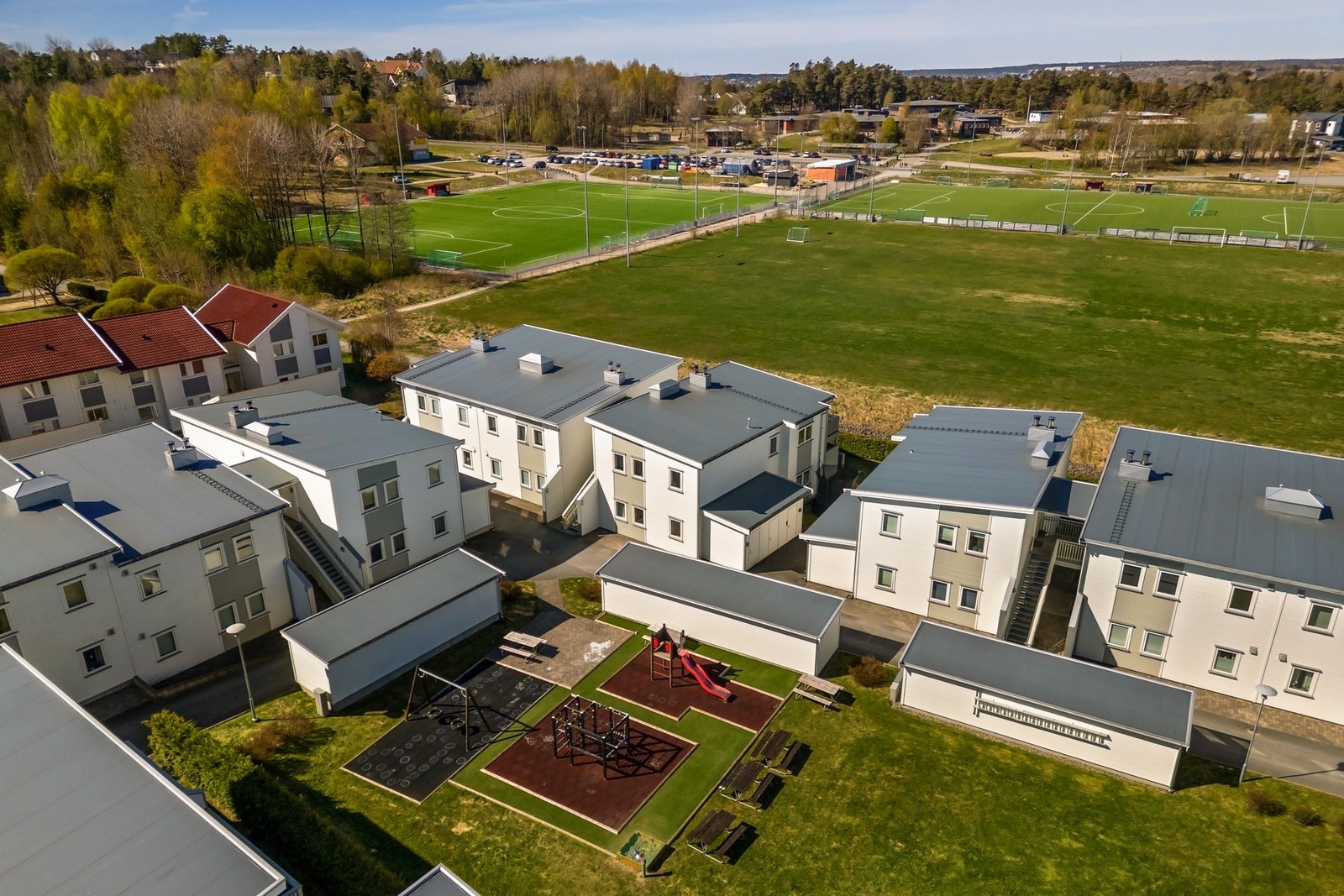 Her er både barnehager, barne- og ungdomsskole samt idrettsanlegg med tilhørende tilbud lett tilgjengelig i nærmiljøet. Galleribilde