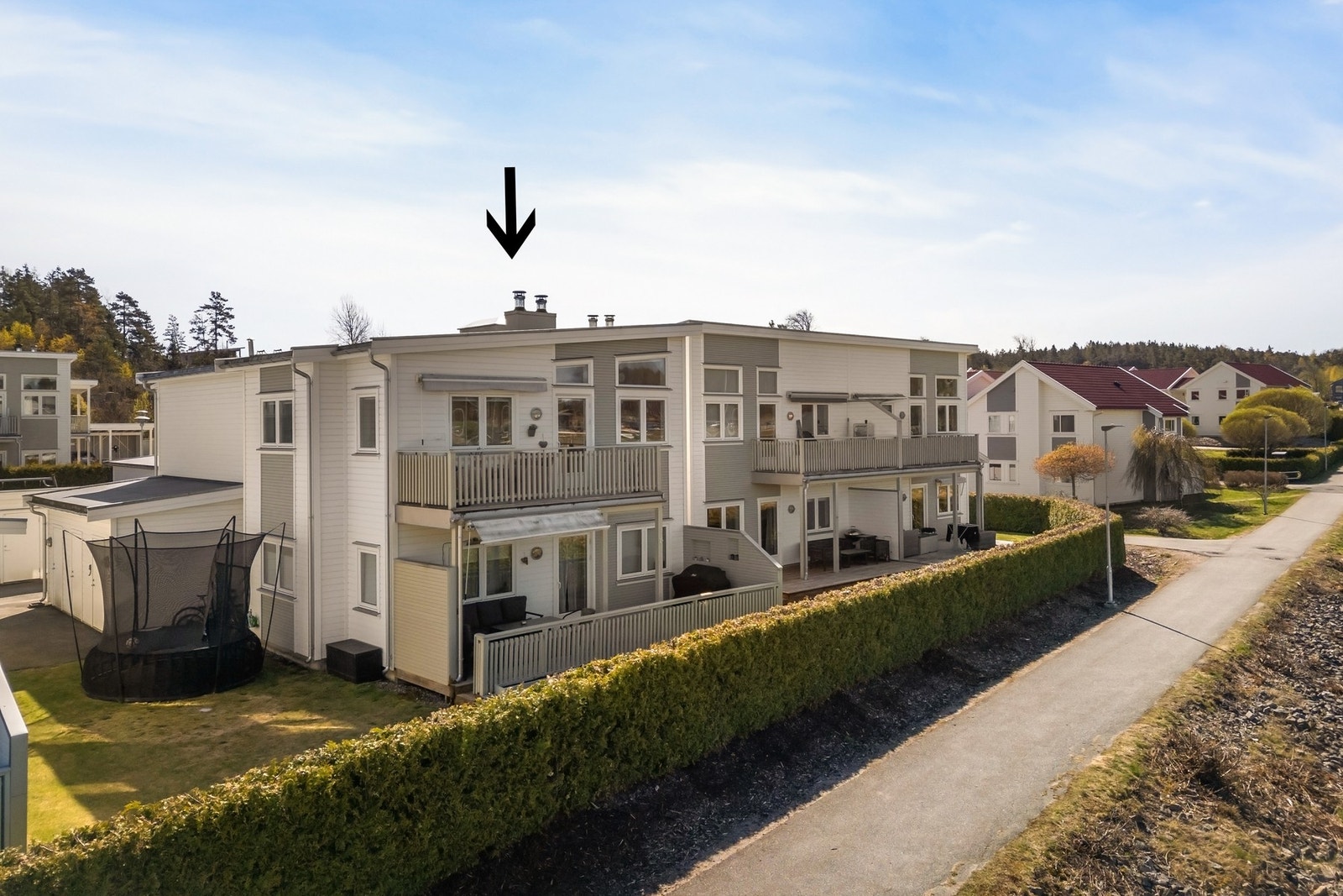 Leiligheten ligger fint til på enden i 2. etasje. Galleribilde
