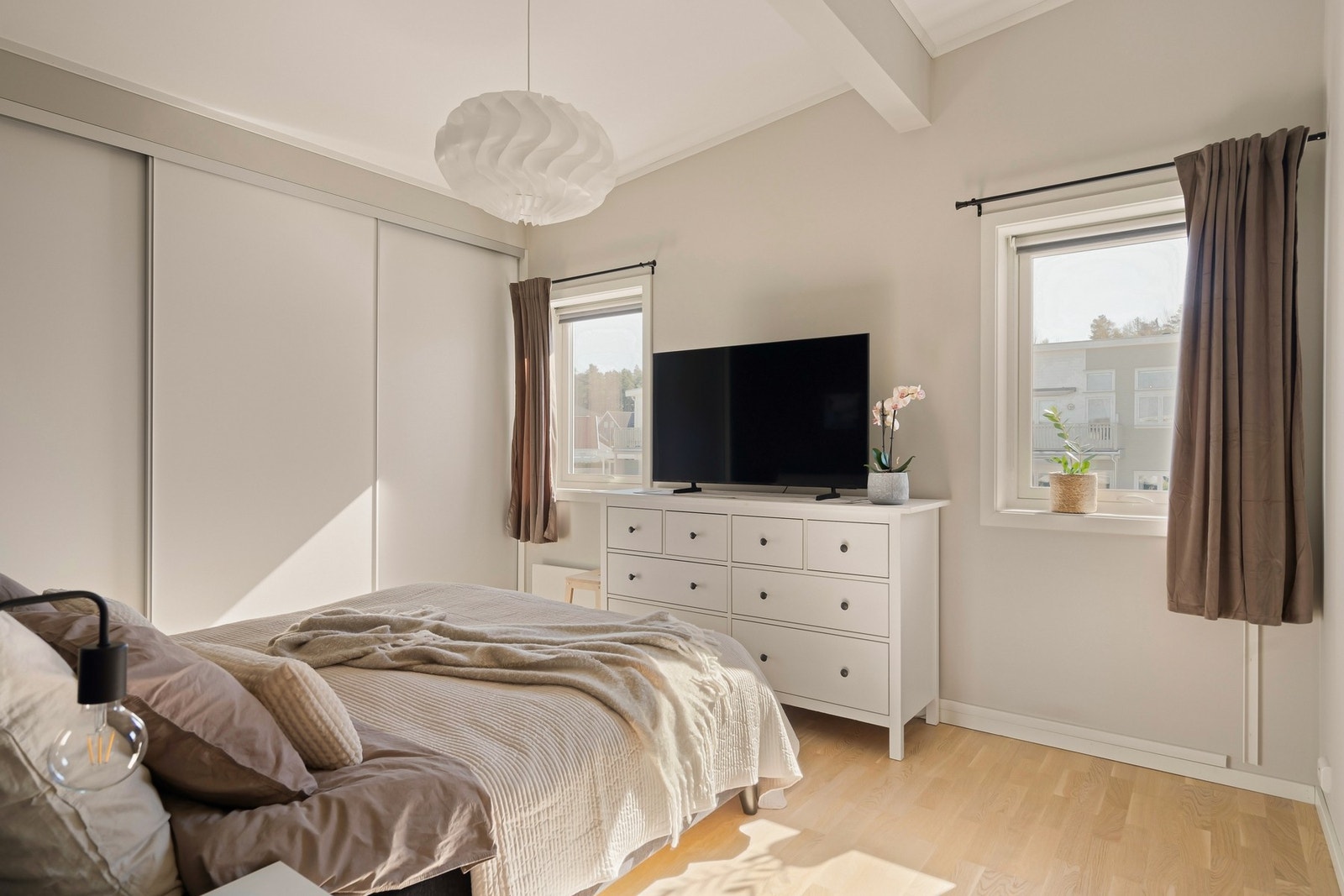 Det er tre gode soverom i leiligheten. Hovedsoverommet har god plass til en stor seng, nattbord og kommode. Galleribilde