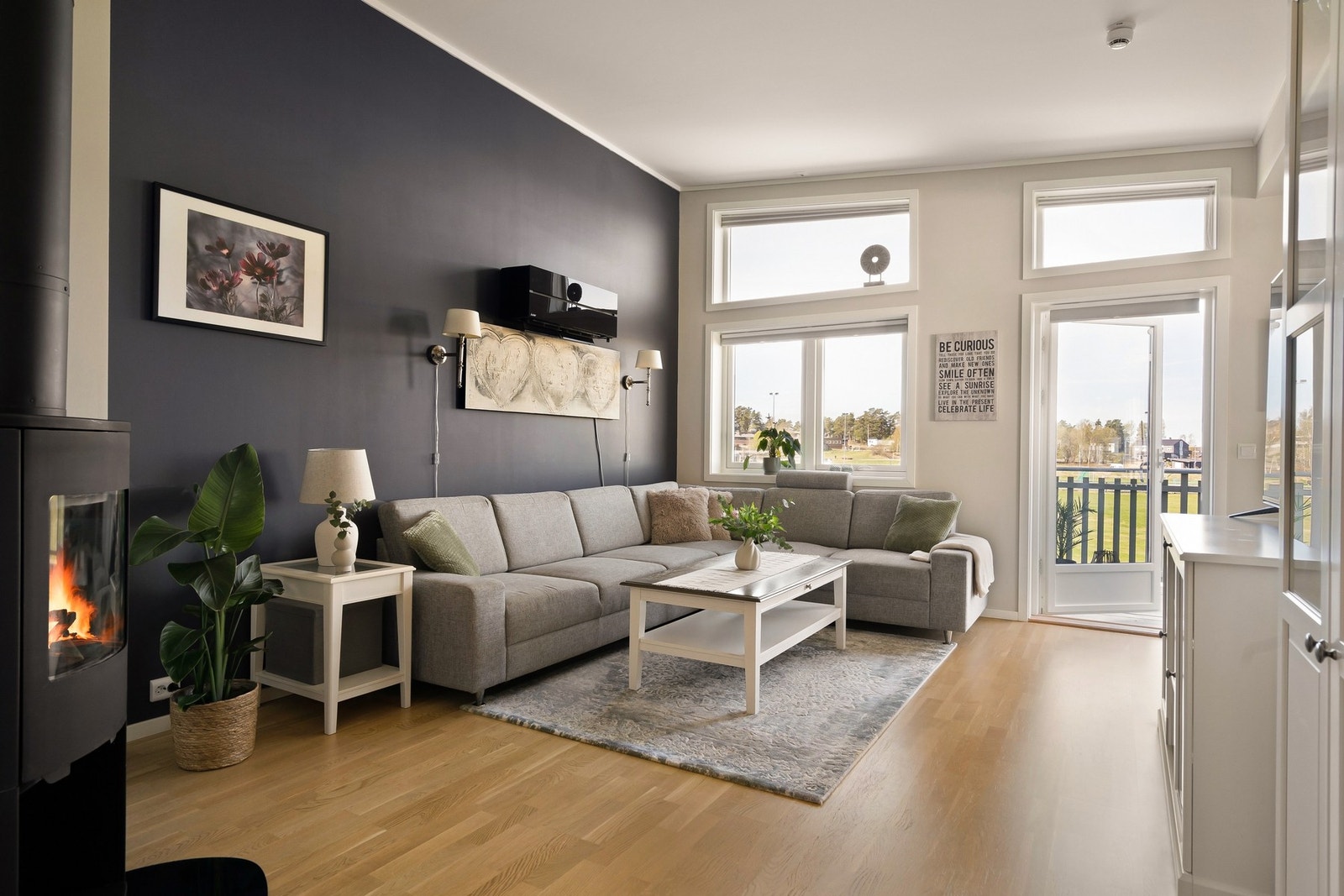 Det er parkettgulv og slette overflater. Store vindusflater gir et moderne uttrykk. Boligen har balansert ventilasjon. Galleribilde