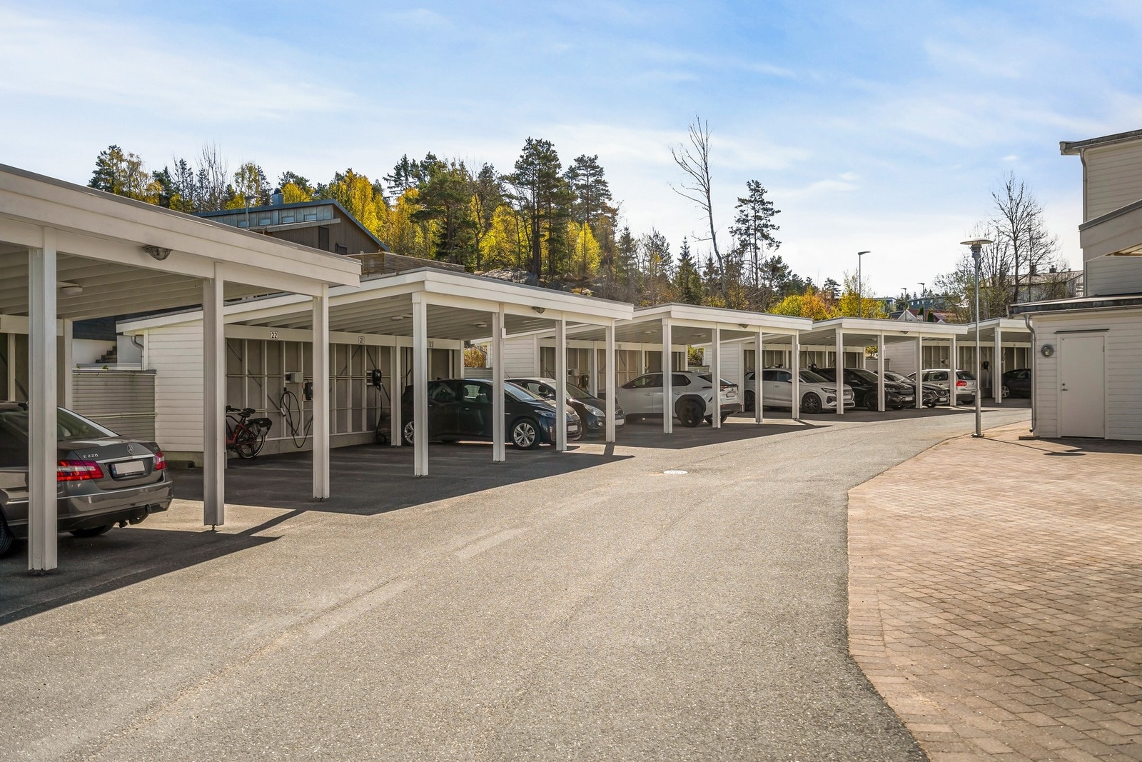 Boligen disponerer en parkeringsplass i carport. Galleribilde