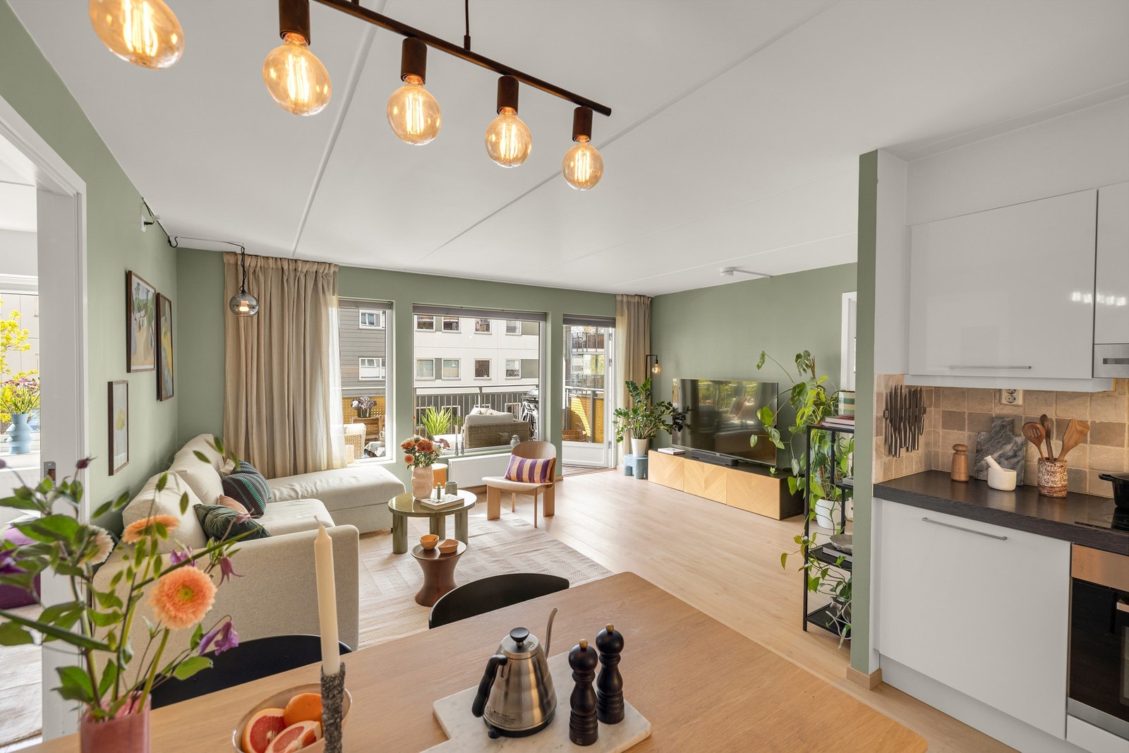 Det er også opplegg for oppvaskmaskin, avsatt plass til kjøle-/fryseskap og installert komfyrvakt. Galleribilde